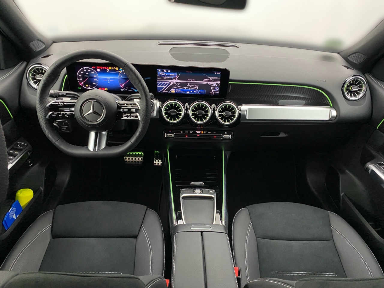 Getriebe: Automatikgetriebe 7G-DCT, 7 G&auml;ngeAusstattungslinie: AMG Line Exterieur,  AMG Line InterieurAusstattungspakete: Winterpaket,  AMG Sportpaket,  Komfort Paket: Sitzkomfort-Paket,  Night-Paket,  Licht- und Sichtpaket,  SpiegelpaketAssistenzsysteme: Fernlichtassistent,  Aktiver Park-Assistent inkl. PARKTRONIC,  Surround-Kamerasystem: Park-Paket mit 360&deg;-Kamera,  DISTRONIC,  Berganfahrhilfe,  Spracheingabesystem,  M&uuml;digkeitserkennung,  Spurhalteassistent mit aktivem Lenk-Assistent,  Fahrerassistenzpaket,  COLLISION PREVENTION ASSIST,  Verkehrszeichenerkennung m. Geschwindigkeitslimit-AssistentLicht und Sicht: Multibeam LED Scheinwerfer,  Tagfahrlicht,  Regensensor,  Automatisch abblendender Innenspiegel,  W&auml;rmeschutzverglasung,  Ambientebeleuchtung mehrfarbig,  LichtsensorAudio &amp; Kommunikation: MBUX,  Navigationssystem,  Radio,  Digitaler Radioempfang DAB,  Soundsystem,  USB Anschluss,  Mercedes connect me,  Handyvorbereitung Bluetooth,  Android Auto u. Apple CarPlay,  Kabelloses Laden f&uuml;r Handys,  WLAN HotspotKomfort: Digitales Kombiinstrument,  Klimaautomatik,  Panorama-Schiebedach,  Lordosenst&uuml;tze Fahrer/Beifahrer,  Sitzheizung Fahrer/Beifahrer,  Sportsitze,  Armauflage hinten,  Direktlenkung,  Lenks&auml;ule verstellbar,  HANDS-FREE ACCESS,  Start-Stopp System,  Zentralver. mit Fernbedienung,  Fensterheber elektrisch,  EASY-PACK Heckklappe,  DYNAMIC SELECT,  Getr&auml;nkehalter vornInterieur: Sitze Kunstleder Ledernachbildung ARTICO / Mikrofaser MICROCUT schwarz,  Innenfarbe schwarz,  Multifunktions-Sport-/Lederlenkrad,  Lenkradheizung,  Bordcomputer,  R&uuml;cksitze klappbar,  Dekoreinlagen: H62 Zierelemente Carbonstruktur,  Lenkrad-SchaltwippenExterieur: Adaptives Fahrwerk,  Touchscreen Bedienung,  Sportbremsanlage,  AMG Leichtmetallfelgen 20 Zoll,  Au&szlig;enspiegel elekt. anklappbar,  Dachreling: schwarz,  Reifenpannenset,  NotrufsystemSicherheit: i-Size Kindersitzbefestigung,  Fu&szlig;g&auml;ngerschutzsystem,  Fahrer- /Beifahrerairbag,  Seitenairbag vorn und hinten,  Knieairbag Fahrer,  Traktionskontrolle,  Elektr. Stabilit&auml;tsprogramm ESP,  Reifendruckkontrolle,  Wegfahrsperre,  Au&szlig;entemperatur Anzeige,  Antiblockiersystem ABS,  Bremsverschlei&szlig;anzeige,  Proaktives Insassenschutzsystem,  Notbremsassistent,  Totwinkel-AssistentWeitere Ausstattung: 2S0 Digitales Extra: Individualisierungs-Paket,  K33 Erweitertes automatisches Wiederanfahren im Stau,  Special Edition,  859 CENTRAL MEDIA DISPLAY,  273 Ausstiegswarnfunktion,  Laderaum-Paket,  00U Digitales Extra: Remote Services,  PXX Steuercode f&uuml;r Werkszuordnung,  Gebrauchtwagensiegel: Junge SterneSonstige Ma&szlig;e und Gewichte: Nutzlast: 500 kg,  zul&auml;ssiges Gesamtgewicht: 2.140 kg,  Radstand: 2.829 mm24 Monate Garantie ab Erstzulassung. Fahrzeug hat Haltedauer. Liefertermin in Abstimmung mit dem Verk&auml;ufer. Irrt&uuml;mer und &Auml;nderungen vorbehalten