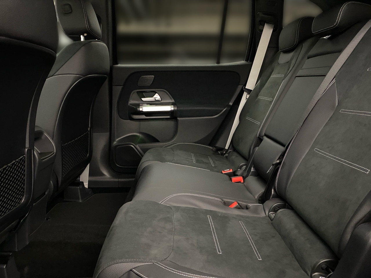 Getriebe: Automatikgetriebe 7G-DCT, 7 G&auml;ngeAusstattungslinie: AMG Line Exterieur,  AMG Line InterieurAusstattungspakete: Winterpaket,  AMG Sportpaket,  Komfort Paket: Sitzkomfort-Paket,  Night-Paket,  Licht- und Sichtpaket,  SpiegelpaketAssistenzsysteme: Fernlichtassistent,  Aktiver Park-Assistent inkl. PARKTRONIC,  Surround-Kamerasystem: Park-Paket mit 360&deg;-Kamera,  DISTRONIC,  Berganfahrhilfe,  Spracheingabesystem,  M&uuml;digkeitserkennung,  Spurhalteassistent mit aktivem Lenk-Assistent,  Fahrerassistenzpaket,  COLLISION PREVENTION ASSIST,  Verkehrszeichenerkennung m. Geschwindigkeitslimit-AssistentLicht und Sicht: Multibeam LED Scheinwerfer,  Tagfahrlicht,  Regensensor,  Automatisch abblendender Innenspiegel,  W&auml;rmeschutzverglasung,  Ambientebeleuchtung mehrfarbig,  LichtsensorAudio &amp; Kommunikation: MBUX,  Navigationssystem,  Radio,  Digitaler Radioempfang DAB,  Soundsystem,  USB Anschluss,  Mercedes connect me,  Handyvorbereitung Bluetooth,  Android Auto u. Apple CarPlay,  Kabelloses Laden f&uuml;r Handys,  WLAN HotspotKomfort: Digitales Kombiinstrument,  Klimaautomatik,  Panorama-Schiebedach,  Lordosenst&uuml;tze Fahrer/Beifahrer,  Sitzheizung Fahrer/Beifahrer,  Sportsitze,  Armauflage hinten,  Direktlenkung,  Lenks&auml;ule verstellbar,  HANDS-FREE ACCESS,  Start-Stopp System,  Zentralver. mit Fernbedienung,  Fensterheber elektrisch,  EASY-PACK Heckklappe,  DYNAMIC SELECT,  Getr&auml;nkehalter vornInterieur: Sitze Kunstleder Ledernachbildung ARTICO / Mikrofaser MICROCUT schwarz,  Innenfarbe schwarz,  Multifunktions-Sport-/Lederlenkrad,  Lenkradheizung,  Bordcomputer,  R&uuml;cksitze klappbar,  Dekoreinlagen: H62 Zierelemente Carbonstruktur,  Lenkrad-SchaltwippenExterieur: Adaptives Fahrwerk,  Touchscreen Bedienung,  Sportbremsanlage,  AMG Leichtmetallfelgen 20 Zoll,  Au&szlig;enspiegel elekt. anklappbar,  Dachreling: schwarz,  Reifenpannenset,  NotrufsystemSicherheit: i-Size Kindersitzbefestigung,  Fu&szlig;g&auml;ngerschutzsystem,  Fahrer- /Beifahrerairbag,  Seitenairbag vorn und hinten,  Knieairbag Fahrer,  Traktionskontrolle,  Elektr. Stabilit&auml;tsprogramm ESP,  Reifendruckkontrolle,  Wegfahrsperre,  Au&szlig;entemperatur Anzeige,  Antiblockiersystem ABS,  Bremsverschlei&szlig;anzeige,  Proaktives Insassenschutzsystem,  Notbremsassistent,  Totwinkel-AssistentWeitere Ausstattung: 2S0 Digitales Extra: Individualisierungs-Paket,  K33 Erweitertes automatisches Wiederanfahren im Stau,  Special Edition,  859 CENTRAL MEDIA DISPLAY,  273 Ausstiegswarnfunktion,  Laderaum-Paket,  00U Digitales Extra: Remote Services,  PXX Steuercode f&uuml;r Werkszuordnung,  Gebrauchtwagensiegel: Junge SterneSonstige Ma&szlig;e und Gewichte: Nutzlast: 500 kg,  zul&auml;ssiges Gesamtgewicht: 2.140 kg,  Radstand: 2.829 mm24 Monate Garantie ab Erstzulassung. Fahrzeug hat Haltedauer. Liefertermin in Abstimmung mit dem Verk&auml;ufer. Irrt&uuml;mer und &Auml;nderungen vorbehalten