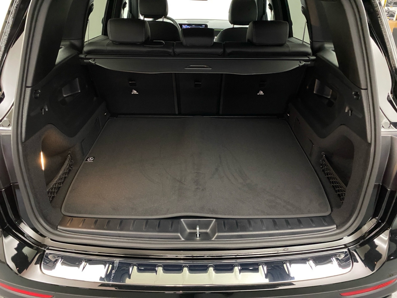 Getriebe: Automatikgetriebe 7G-DCT, 7 G&auml;ngeAusstattungslinie: AMG Line Exterieur,  AMG Line InterieurAusstattungspakete: Winterpaket,  AMG Sportpaket,  Komfort Paket: Sitzkomfort-Paket,  Night-Paket,  Licht- und Sichtpaket,  SpiegelpaketAssistenzsysteme: Fernlichtassistent,  Aktiver Park-Assistent inkl. PARKTRONIC,  Surround-Kamerasystem: Park-Paket mit 360&deg;-Kamera,  DISTRONIC,  Berganfahrhilfe,  Spracheingabesystem,  M&uuml;digkeitserkennung,  Spurhalteassistent mit aktivem Lenk-Assistent,  Fahrerassistenzpaket,  COLLISION PREVENTION ASSIST,  Verkehrszeichenerkennung m. Geschwindigkeitslimit-AssistentLicht und Sicht: Multibeam LED Scheinwerfer,  Tagfahrlicht,  Regensensor,  Automatisch abblendender Innenspiegel,  W&auml;rmeschutzverglasung,  Ambientebeleuchtung mehrfarbig,  LichtsensorAudio &amp; Kommunikation: MBUX,  Navigationssystem,  Radio,  Digitaler Radioempfang DAB,  Soundsystem,  USB Anschluss,  Mercedes connect me,  Handyvorbereitung Bluetooth,  Android Auto u. Apple CarPlay,  Kabelloses Laden f&uuml;r Handys,  WLAN HotspotKomfort: Digitales Kombiinstrument,  Klimaautomatik,  Panorama-Schiebedach,  Lordosenst&uuml;tze Fahrer/Beifahrer,  Sitzheizung Fahrer/Beifahrer,  Sportsitze,  Armauflage hinten,  Direktlenkung,  Lenks&auml;ule verstellbar,  HANDS-FREE ACCESS,  Start-Stopp System,  Zentralver. mit Fernbedienung,  Fensterheber elektrisch,  EASY-PACK Heckklappe,  DYNAMIC SELECT,  Getr&auml;nkehalter vornInterieur: Sitze Kunstleder Ledernachbildung ARTICO / Mikrofaser MICROCUT schwarz,  Innenfarbe schwarz,  Multifunktions-Sport-/Lederlenkrad,  Lenkradheizung,  Bordcomputer,  R&uuml;cksitze klappbar,  Dekoreinlagen: H62 Zierelemente Carbonstruktur,  Lenkrad-SchaltwippenExterieur: Adaptives Fahrwerk,  Touchscreen Bedienung,  Sportbremsanlage,  AMG Leichtmetallfelgen 20 Zoll,  Au&szlig;enspiegel elekt. anklappbar,  Dachreling: schwarz,  Reifenpannenset,  NotrufsystemSicherheit: i-Size Kindersitzbefestigung,  Fu&szlig;g&auml;ngerschutzsystem,  Fahrer- /Beifahrerairbag,  Seitenairbag vorn und hinten,  Knieairbag Fahrer,  Traktionskontrolle,  Elektr. Stabilit&auml;tsprogramm ESP,  Reifendruckkontrolle,  Wegfahrsperre,  Au&szlig;entemperatur Anzeige,  Antiblockiersystem ABS,  Bremsverschlei&szlig;anzeige,  Proaktives Insassenschutzsystem,  Notbremsassistent,  Totwinkel-AssistentWeitere Ausstattung: 2S0 Digitales Extra: Individualisierungs-Paket,  K33 Erweitertes automatisches Wiederanfahren im Stau,  Special Edition,  859 CENTRAL MEDIA DISPLAY,  273 Ausstiegswarnfunktion,  Laderaum-Paket,  00U Digitales Extra: Remote Services,  PXX Steuercode f&uuml;r Werkszuordnung,  Gebrauchtwagensiegel: Junge SterneSonstige Ma&szlig;e und Gewichte: Nutzlast: 500 kg,  zul&auml;ssiges Gesamtgewicht: 2.140 kg,  Radstand: 2.829 mm24 Monate Garantie ab Erstzulassung. Fahrzeug hat Haltedauer. Liefertermin in Abstimmung mit dem Verk&auml;ufer. Irrt&uuml;mer und &Auml;nderungen vorbehalten