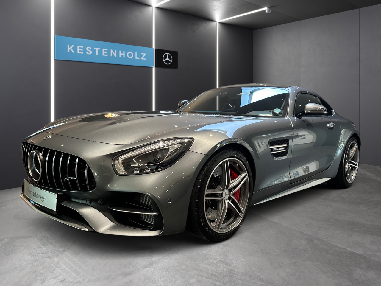 Getriebe: Automatikgetriebe, 7 G&auml;ngeAusstattungspakete: Ausstattungspaket: Memory-Paket, Spur-Paket, Diebstahlschutz-Paket,  Chrompaket: AMG Silver Chrome-Paket Interieur,  SpiegelpaketAssistenzsysteme: Fernlichtassistent,  PARKTRONIC,  R&uuml;ckfahrkamera,  DISTRONIC,  Berganfahrhilfe,  Spracheingabesystem,  M&uuml;digkeitserkennung,  Spurhalteassistent,  COLLISION PREVENTION ASSIST,  VerkehrszeichenerkennungLicht und Sicht: LED-Scheinwerfer,  Tagfahrlicht,  Automatisch abblendende Innen- und Au&szlig;enspiegel,  W&auml;rmeschutzverglasung,  Ambientebeleuchtung,  LichtsensorAudio &amp; Kommunikation: Multimedia-System mit DVD,  COMAND Online,  Radio,  Digitaler Radioempfang DAB,  Burmester Surround-Soundsystem,  AUX &amp; USB Anschluss,  Handyvorbereitung: Universal-Telefonie-Paket,  WLAN HotspotKomfort: Klimaautomatik,  Panoramadach,  Fahrer-/Beifahrersitz elektrisch,  Memoryfunktion Fahrer-/Beifahrersitz,  Sitzheizung Fahrer/Beifahrer,  AMG Performance Sitze,  Armauflage Fahrer/Beifahrer,  Servolenkung,  Lenks&auml;ule verstellbar,  HANDS-FREE ACCESS,  Start-Stopp System,  Zentralver. mit Fernbedienung,  Fensterheber elektrisch,  Sitzklimatisierung vorn,  Garagentor&ouml;ffnerInterieur: Sitze Leder Leder Exklusiv Nappa schwarz,  Innenfarbe schwarz,  Sportlederlenkrad: AMG Performance,  Bordcomputer,  Lenkrad-SchaltwippenExterieur: AMG Ride Control,  Differentialsperre hinten: AMG,  AMG Leichtmetallfelgen 20 Zoll,  Au&szlig;enspiegel elekt. anklappbar,  Reifenpannenset,  AMG Performance-Abgasanlage,  Notrufsystem,  AllradlenkungSicherheit: ISOFIX Kindersitzbefestigung,  Fahrer- /Beifahrerairbag,  Seitenairbag vorn und hinten,  Knieairbag Fahrer,  Traktionskontrolle,  Elektr. Stabilit&auml;tsprogramm ESP,  Reifendruckkontrolle,  Diebstahlwarnanlage,  Wegfahrsperre,  Au&szlig;entemperatur Anzeige,  Antiblockiersystem ABS,  Bremsverschlei&szlig;anzeige,  Proaktives Insassenschutzsystem,  Notbremsassistent,  Totwinkel-AssistentWeitere Ausstattung: 255 AMG Track PaceSonstige Ma&szlig;e und Gewichte: Nutzlast: 190 kg,  zul&auml;ssiges Gesamtgewicht: 1.890 kg,  Kraftstofftank: 75l,  Radstand: 2.630 mmIrrt&uuml;mer und &Auml;nderungen vorbehalten
