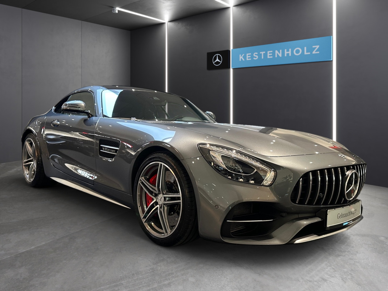 Getriebe: Automatikgetriebe, 7 G&auml;ngeAusstattungspakete: Ausstattungspaket: Memory-Paket, Spur-Paket, Diebstahlschutz-Paket,  Chrompaket: AMG Silver Chrome-Paket Interieur,  SpiegelpaketAssistenzsysteme: Fernlichtassistent,  PARKTRONIC,  R&uuml;ckfahrkamera,  DISTRONIC,  Berganfahrhilfe,  Spracheingabesystem,  M&uuml;digkeitserkennung,  Spurhalteassistent,  COLLISION PREVENTION ASSIST,  VerkehrszeichenerkennungLicht und Sicht: LED-Scheinwerfer,  Tagfahrlicht,  Automatisch abblendende Innen- und Au&szlig;enspiegel,  W&auml;rmeschutzverglasung,  Ambientebeleuchtung,  LichtsensorAudio &amp; Kommunikation: Multimedia-System mit DVD,  COMAND Online,  Radio,  Digitaler Radioempfang DAB,  Burmester Surround-Soundsystem,  AUX &amp; USB Anschluss,  Handyvorbereitung: Universal-Telefonie-Paket,  WLAN HotspotKomfort: Klimaautomatik,  Panoramadach,  Fahrer-/Beifahrersitz elektrisch,  Memoryfunktion Fahrer-/Beifahrersitz,  Sitzheizung Fahrer/Beifahrer,  AMG Performance Sitze,  Armauflage Fahrer/Beifahrer,  Servolenkung,  Lenks&auml;ule verstellbar,  HANDS-FREE ACCESS,  Start-Stopp System,  Zentralver. mit Fernbedienung,  Fensterheber elektrisch,  Sitzklimatisierung vorn,  Garagentor&ouml;ffnerInterieur: Sitze Leder Leder Exklusiv Nappa schwarz,  Innenfarbe schwarz,  Sportlederlenkrad: AMG Performance,  Bordcomputer,  Lenkrad-SchaltwippenExterieur: AMG Ride Control,  Differentialsperre hinten: AMG,  AMG Leichtmetallfelgen 20 Zoll,  Au&szlig;enspiegel elekt. anklappbar,  Reifenpannenset,  AMG Performance-Abgasanlage,  Notrufsystem,  AllradlenkungSicherheit: ISOFIX Kindersitzbefestigung,  Fahrer- /Beifahrerairbag,  Seitenairbag vorn und hinten,  Knieairbag Fahrer,  Traktionskontrolle,  Elektr. Stabilit&auml;tsprogramm ESP,  Reifendruckkontrolle,  Diebstahlwarnanlage,  Wegfahrsperre,  Au&szlig;entemperatur Anzeige,  Antiblockiersystem ABS,  Bremsverschlei&szlig;anzeige,  Proaktives Insassenschutzsystem,  Notbremsassistent,  Totwinkel-AssistentWeitere Ausstattung: 255 AMG Track PaceSonstige Ma&szlig;e und Gewichte: Nutzlast: 190 kg,  zul&auml;ssiges Gesamtgewicht: 1.890 kg,  Kraftstofftank: 75l,  Radstand: 2.630 mmIrrt&uuml;mer und &Auml;nderungen vorbehalten