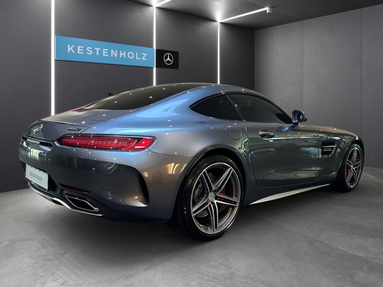 Getriebe: Automatikgetriebe, 7 G&auml;ngeAusstattungspakete: Ausstattungspaket: Memory-Paket, Spur-Paket, Diebstahlschutz-Paket,  Chrompaket: AMG Silver Chrome-Paket Interieur,  SpiegelpaketAssistenzsysteme: Fernlichtassistent,  PARKTRONIC,  R&uuml;ckfahrkamera,  DISTRONIC,  Berganfahrhilfe,  Spracheingabesystem,  M&uuml;digkeitserkennung,  Spurhalteassistent,  COLLISION PREVENTION ASSIST,  VerkehrszeichenerkennungLicht und Sicht: LED-Scheinwerfer,  Tagfahrlicht,  Automatisch abblendende Innen- und Au&szlig;enspiegel,  W&auml;rmeschutzverglasung,  Ambientebeleuchtung,  LichtsensorAudio &amp; Kommunikation: Multimedia-System mit DVD,  COMAND Online,  Radio,  Digitaler Radioempfang DAB,  Burmester Surround-Soundsystem,  AUX &amp; USB Anschluss,  Handyvorbereitung: Universal-Telefonie-Paket,  WLAN HotspotKomfort: Klimaautomatik,  Panoramadach,  Fahrer-/Beifahrersitz elektrisch,  Memoryfunktion Fahrer-/Beifahrersitz,  Sitzheizung Fahrer/Beifahrer,  AMG Performance Sitze,  Armauflage Fahrer/Beifahrer,  Servolenkung,  Lenks&auml;ule verstellbar,  HANDS-FREE ACCESS,  Start-Stopp System,  Zentralver. mit Fernbedienung,  Fensterheber elektrisch,  Sitzklimatisierung vorn,  Garagentor&ouml;ffnerInterieur: Sitze Leder Leder Exklusiv Nappa schwarz,  Innenfarbe schwarz,  Sportlederlenkrad: AMG Performance,  Bordcomputer,  Lenkrad-SchaltwippenExterieur: AMG Ride Control,  Differentialsperre hinten: AMG,  AMG Leichtmetallfelgen 20 Zoll,  Au&szlig;enspiegel elekt. anklappbar,  Reifenpannenset,  AMG Performance-Abgasanlage,  Notrufsystem,  AllradlenkungSicherheit: ISOFIX Kindersitzbefestigung,  Fahrer- /Beifahrerairbag,  Seitenairbag vorn und hinten,  Knieairbag Fahrer,  Traktionskontrolle,  Elektr. Stabilit&auml;tsprogramm ESP,  Reifendruckkontrolle,  Diebstahlwarnanlage,  Wegfahrsperre,  Au&szlig;entemperatur Anzeige,  Antiblockiersystem ABS,  Bremsverschlei&szlig;anzeige,  Proaktives Insassenschutzsystem,  Notbremsassistent,  Totwinkel-AssistentWeitere Ausstattung: 255 AMG Track PaceSonstige Ma&szlig;e und Gewichte: Nutzlast: 190 kg,  zul&auml;ssiges Gesamtgewicht: 1.890 kg,  Kraftstofftank: 75l,  Radstand: 2.630 mmIrrt&uuml;mer und &Auml;nderungen vorbehalten