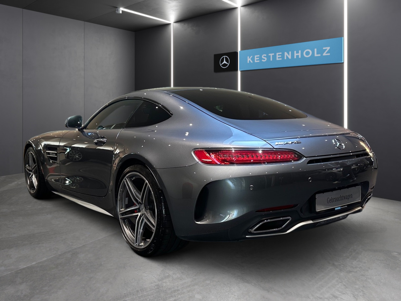 Getriebe: Automatikgetriebe, 7 G&auml;ngeAusstattungspakete: Ausstattungspaket: Memory-Paket, Spur-Paket, Diebstahlschutz-Paket,  Chrompaket: AMG Silver Chrome-Paket Interieur,  SpiegelpaketAssistenzsysteme: Fernlichtassistent,  PARKTRONIC,  R&uuml;ckfahrkamera,  DISTRONIC,  Berganfahrhilfe,  Spracheingabesystem,  M&uuml;digkeitserkennung,  Spurhalteassistent,  COLLISION PREVENTION ASSIST,  VerkehrszeichenerkennungLicht und Sicht: LED-Scheinwerfer,  Tagfahrlicht,  Automatisch abblendende Innen- und Au&szlig;enspiegel,  W&auml;rmeschutzverglasung,  Ambientebeleuchtung,  LichtsensorAudio &amp; Kommunikation: Multimedia-System mit DVD,  COMAND Online,  Radio,  Digitaler Radioempfang DAB,  Burmester Surround-Soundsystem,  AUX &amp; USB Anschluss,  Handyvorbereitung: Universal-Telefonie-Paket,  WLAN HotspotKomfort: Klimaautomatik,  Panoramadach,  Fahrer-/Beifahrersitz elektrisch,  Memoryfunktion Fahrer-/Beifahrersitz,  Sitzheizung Fahrer/Beifahrer,  AMG Performance Sitze,  Armauflage Fahrer/Beifahrer,  Servolenkung,  Lenks&auml;ule verstellbar,  HANDS-FREE ACCESS,  Start-Stopp System,  Zentralver. mit Fernbedienung,  Fensterheber elektrisch,  Sitzklimatisierung vorn,  Garagentor&ouml;ffnerInterieur: Sitze Leder Leder Exklusiv Nappa schwarz,  Innenfarbe schwarz,  Sportlederlenkrad: AMG Performance,  Bordcomputer,  Lenkrad-SchaltwippenExterieur: AMG Ride Control,  Differentialsperre hinten: AMG,  AMG Leichtmetallfelgen 20 Zoll,  Au&szlig;enspiegel elekt. anklappbar,  Reifenpannenset,  AMG Performance-Abgasanlage,  Notrufsystem,  AllradlenkungSicherheit: ISOFIX Kindersitzbefestigung,  Fahrer- /Beifahrerairbag,  Seitenairbag vorn und hinten,  Knieairbag Fahrer,  Traktionskontrolle,  Elektr. Stabilit&auml;tsprogramm ESP,  Reifendruckkontrolle,  Diebstahlwarnanlage,  Wegfahrsperre,  Au&szlig;entemperatur Anzeige,  Antiblockiersystem ABS,  Bremsverschlei&szlig;anzeige,  Proaktives Insassenschutzsystem,  Notbremsassistent,  Totwinkel-AssistentWeitere Ausstattung: 255 AMG Track PaceSonstige Ma&szlig;e und Gewichte: Nutzlast: 190 kg,  zul&auml;ssiges Gesamtgewicht: 1.890 kg,  Kraftstofftank: 75l,  Radstand: 2.630 mmIrrt&uuml;mer und &Auml;nderungen vorbehalten