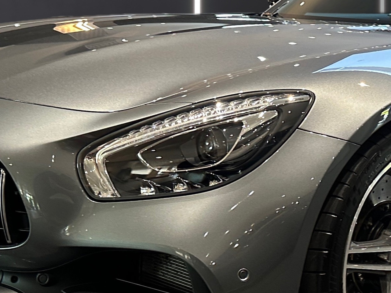 Getriebe: Automatikgetriebe, 7 G&auml;ngeAusstattungspakete: Ausstattungspaket: Memory-Paket, Spur-Paket, Diebstahlschutz-Paket,  Chrompaket: AMG Silver Chrome-Paket Interieur,  SpiegelpaketAssistenzsysteme: Fernlichtassistent,  PARKTRONIC,  R&uuml;ckfahrkamera,  DISTRONIC,  Berganfahrhilfe,  Spracheingabesystem,  M&uuml;digkeitserkennung,  Spurhalteassistent,  COLLISION PREVENTION ASSIST,  VerkehrszeichenerkennungLicht und Sicht: LED-Scheinwerfer,  Tagfahrlicht,  Automatisch abblendende Innen- und Au&szlig;enspiegel,  W&auml;rmeschutzverglasung,  Ambientebeleuchtung,  LichtsensorAudio &amp; Kommunikation: Multimedia-System mit DVD,  COMAND Online,  Radio,  Digitaler Radioempfang DAB,  Burmester Surround-Soundsystem,  AUX &amp; USB Anschluss,  Handyvorbereitung: Universal-Telefonie-Paket,  WLAN HotspotKomfort: Klimaautomatik,  Panoramadach,  Fahrer-/Beifahrersitz elektrisch,  Memoryfunktion Fahrer-/Beifahrersitz,  Sitzheizung Fahrer/Beifahrer,  AMG Performance Sitze,  Armauflage Fahrer/Beifahrer,  Servolenkung,  Lenks&auml;ule verstellbar,  HANDS-FREE ACCESS,  Start-Stopp System,  Zentralver. mit Fernbedienung,  Fensterheber elektrisch,  Sitzklimatisierung vorn,  Garagentor&ouml;ffnerInterieur: Sitze Leder Leder Exklusiv Nappa schwarz,  Innenfarbe schwarz,  Sportlederlenkrad: AMG Performance,  Bordcomputer,  Lenkrad-SchaltwippenExterieur: AMG Ride Control,  Differentialsperre hinten: AMG,  AMG Leichtmetallfelgen 20 Zoll,  Au&szlig;enspiegel elekt. anklappbar,  Reifenpannenset,  AMG Performance-Abgasanlage,  Notrufsystem,  AllradlenkungSicherheit: ISOFIX Kindersitzbefestigung,  Fahrer- /Beifahrerairbag,  Seitenairbag vorn und hinten,  Knieairbag Fahrer,  Traktionskontrolle,  Elektr. Stabilit&auml;tsprogramm ESP,  Reifendruckkontrolle,  Diebstahlwarnanlage,  Wegfahrsperre,  Au&szlig;entemperatur Anzeige,  Antiblockiersystem ABS,  Bremsverschlei&szlig;anzeige,  Proaktives Insassenschutzsystem,  Notbremsassistent,  Totwinkel-AssistentWeitere Ausstattung: 255 AMG Track PaceSonstige Ma&szlig;e und Gewichte: Nutzlast: 190 kg,  zul&auml;ssiges Gesamtgewicht: 1.890 kg,  Kraftstofftank: 75l,  Radstand: 2.630 mmIrrt&uuml;mer und &Auml;nderungen vorbehalten