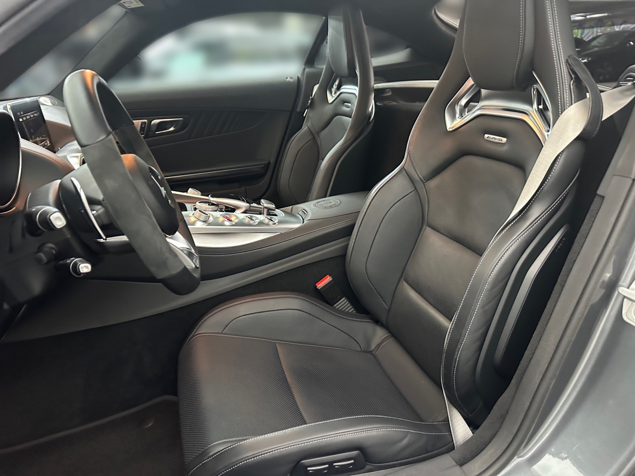 Getriebe: Automatikgetriebe, 7 G&auml;ngeAusstattungspakete: Ausstattungspaket: Memory-Paket, Spur-Paket, Diebstahlschutz-Paket,  Chrompaket: AMG Silver Chrome-Paket Interieur,  SpiegelpaketAssistenzsysteme: Fernlichtassistent,  PARKTRONIC,  R&uuml;ckfahrkamera,  DISTRONIC,  Berganfahrhilfe,  Spracheingabesystem,  M&uuml;digkeitserkennung,  Spurhalteassistent,  COLLISION PREVENTION ASSIST,  VerkehrszeichenerkennungLicht und Sicht: LED-Scheinwerfer,  Tagfahrlicht,  Automatisch abblendende Innen- und Au&szlig;enspiegel,  W&auml;rmeschutzverglasung,  Ambientebeleuchtung,  LichtsensorAudio &amp; Kommunikation: Multimedia-System mit DVD,  COMAND Online,  Radio,  Digitaler Radioempfang DAB,  Burmester Surround-Soundsystem,  AUX &amp; USB Anschluss,  Handyvorbereitung: Universal-Telefonie-Paket,  WLAN HotspotKomfort: Klimaautomatik,  Panoramadach,  Fahrer-/Beifahrersitz elektrisch,  Memoryfunktion Fahrer-/Beifahrersitz,  Sitzheizung Fahrer/Beifahrer,  AMG Performance Sitze,  Armauflage Fahrer/Beifahrer,  Servolenkung,  Lenks&auml;ule verstellbar,  HANDS-FREE ACCESS,  Start-Stopp System,  Zentralver. mit Fernbedienung,  Fensterheber elektrisch,  Sitzklimatisierung vorn,  Garagentor&ouml;ffnerInterieur: Sitze Leder Leder Exklusiv Nappa schwarz,  Innenfarbe schwarz,  Sportlederlenkrad: AMG Performance,  Bordcomputer,  Lenkrad-SchaltwippenExterieur: AMG Ride Control,  Differentialsperre hinten: AMG,  AMG Leichtmetallfelgen 20 Zoll,  Au&szlig;enspiegel elekt. anklappbar,  Reifenpannenset,  AMG Performance-Abgasanlage,  Notrufsystem,  AllradlenkungSicherheit: ISOFIX Kindersitzbefestigung,  Fahrer- /Beifahrerairbag,  Seitenairbag vorn und hinten,  Knieairbag Fahrer,  Traktionskontrolle,  Elektr. Stabilit&auml;tsprogramm ESP,  Reifendruckkontrolle,  Diebstahlwarnanlage,  Wegfahrsperre,  Au&szlig;entemperatur Anzeige,  Antiblockiersystem ABS,  Bremsverschlei&szlig;anzeige,  Proaktives Insassenschutzsystem,  Notbremsassistent,  Totwinkel-AssistentWeitere Ausstattung: 255 AMG Track PaceSonstige Ma&szlig;e und Gewichte: Nutzlast: 190 kg,  zul&auml;ssiges Gesamtgewicht: 1.890 kg,  Kraftstofftank: 75l,  Radstand: 2.630 mmIrrt&uuml;mer und &Auml;nderungen vorbehalten