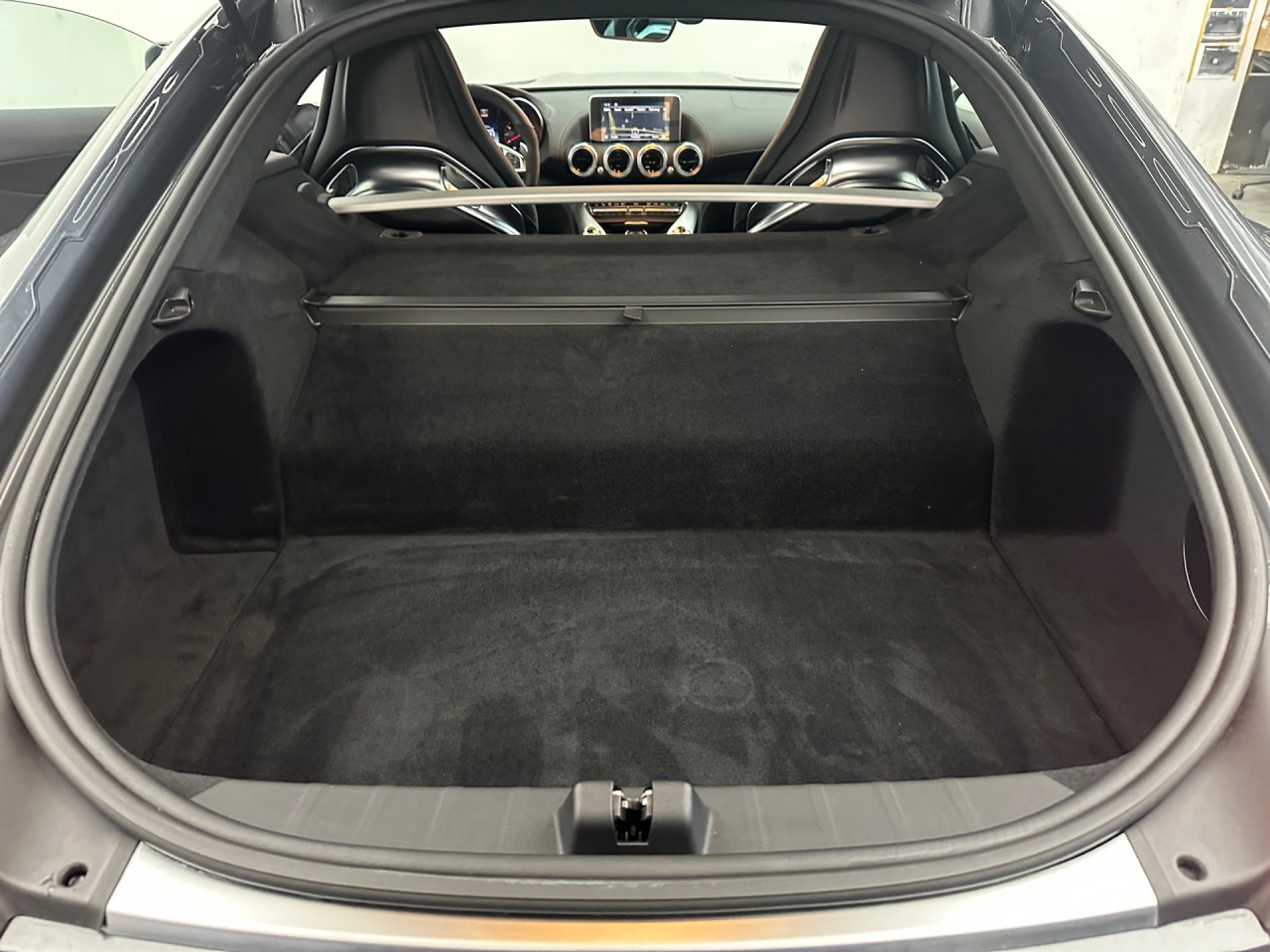 Getriebe: Automatikgetriebe, 7 G&auml;ngeAusstattungspakete: Ausstattungspaket: Memory-Paket, Spur-Paket, Diebstahlschutz-Paket,  Chrompaket: AMG Silver Chrome-Paket Interieur,  SpiegelpaketAssistenzsysteme: Fernlichtassistent,  PARKTRONIC,  R&uuml;ckfahrkamera,  DISTRONIC,  Berganfahrhilfe,  Spracheingabesystem,  M&uuml;digkeitserkennung,  Spurhalteassistent,  COLLISION PREVENTION ASSIST,  VerkehrszeichenerkennungLicht und Sicht: LED-Scheinwerfer,  Tagfahrlicht,  Automatisch abblendende Innen- und Au&szlig;enspiegel,  W&auml;rmeschutzverglasung,  Ambientebeleuchtung,  LichtsensorAudio &amp; Kommunikation: Multimedia-System mit DVD,  COMAND Online,  Radio,  Digitaler Radioempfang DAB,  Burmester Surround-Soundsystem,  AUX &amp; USB Anschluss,  Handyvorbereitung: Universal-Telefonie-Paket,  WLAN HotspotKomfort: Klimaautomatik,  Panoramadach,  Fahrer-/Beifahrersitz elektrisch,  Memoryfunktion Fahrer-/Beifahrersitz,  Sitzheizung Fahrer/Beifahrer,  AMG Performance Sitze,  Armauflage Fahrer/Beifahrer,  Servolenkung,  Lenks&auml;ule verstellbar,  HANDS-FREE ACCESS,  Start-Stopp System,  Zentralver. mit Fernbedienung,  Fensterheber elektrisch,  Sitzklimatisierung vorn,  Garagentor&ouml;ffnerInterieur: Sitze Leder Leder Exklusiv Nappa schwarz,  Innenfarbe schwarz,  Sportlederlenkrad: AMG Performance,  Bordcomputer,  Lenkrad-SchaltwippenExterieur: AMG Ride Control,  Differentialsperre hinten: AMG,  AMG Leichtmetallfelgen 20 Zoll,  Au&szlig;enspiegel elekt. anklappbar,  Reifenpannenset,  AMG Performance-Abgasanlage,  Notrufsystem,  AllradlenkungSicherheit: ISOFIX Kindersitzbefestigung,  Fahrer- /Beifahrerairbag,  Seitenairbag vorn und hinten,  Knieairbag Fahrer,  Traktionskontrolle,  Elektr. Stabilit&auml;tsprogramm ESP,  Reifendruckkontrolle,  Diebstahlwarnanlage,  Wegfahrsperre,  Au&szlig;entemperatur Anzeige,  Antiblockiersystem ABS,  Bremsverschlei&szlig;anzeige,  Proaktives Insassenschutzsystem,  Notbremsassistent,  Totwinkel-AssistentWeitere Ausstattung: 255 AMG Track PaceSonstige Ma&szlig;e und Gewichte: Nutzlast: 190 kg,  zul&auml;ssiges Gesamtgewicht: 1.890 kg,  Kraftstofftank: 75l,  Radstand: 2.630 mmIrrt&uuml;mer und &Auml;nderungen vorbehalten