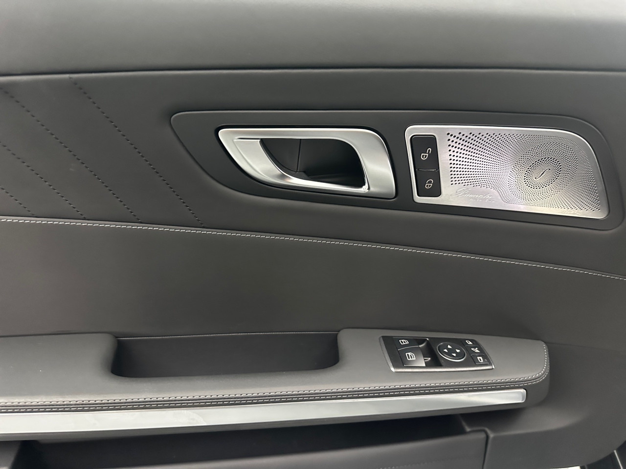 Getriebe: Automatikgetriebe, 7 G&auml;ngeAusstattungspakete: Ausstattungspaket: Memory-Paket, Spur-Paket, Diebstahlschutz-Paket,  Chrompaket: AMG Silver Chrome-Paket Interieur,  SpiegelpaketAssistenzsysteme: Fernlichtassistent,  PARKTRONIC,  R&uuml;ckfahrkamera,  DISTRONIC,  Berganfahrhilfe,  Spracheingabesystem,  M&uuml;digkeitserkennung,  Spurhalteassistent,  COLLISION PREVENTION ASSIST,  VerkehrszeichenerkennungLicht und Sicht: LED-Scheinwerfer,  Tagfahrlicht,  Automatisch abblendende Innen- und Au&szlig;enspiegel,  W&auml;rmeschutzverglasung,  Ambientebeleuchtung,  LichtsensorAudio &amp; Kommunikation: Multimedia-System mit DVD,  COMAND Online,  Radio,  Digitaler Radioempfang DAB,  Burmester Surround-Soundsystem,  AUX &amp; USB Anschluss,  Handyvorbereitung: Universal-Telefonie-Paket,  WLAN HotspotKomfort: Klimaautomatik,  Panoramadach,  Fahrer-/Beifahrersitz elektrisch,  Memoryfunktion Fahrer-/Beifahrersitz,  Sitzheizung Fahrer/Beifahrer,  AMG Performance Sitze,  Armauflage Fahrer/Beifahrer,  Servolenkung,  Lenks&auml;ule verstellbar,  HANDS-FREE ACCESS,  Start-Stopp System,  Zentralver. mit Fernbedienung,  Fensterheber elektrisch,  Sitzklimatisierung vorn,  Garagentor&ouml;ffnerInterieur: Sitze Leder Leder Exklusiv Nappa schwarz,  Innenfarbe schwarz,  Sportlederlenkrad: AMG Performance,  Bordcomputer,  Lenkrad-SchaltwippenExterieur: AMG Ride Control,  Differentialsperre hinten: AMG,  AMG Leichtmetallfelgen 20 Zoll,  Au&szlig;enspiegel elekt. anklappbar,  Reifenpannenset,  AMG Performance-Abgasanlage,  Notrufsystem,  AllradlenkungSicherheit: ISOFIX Kindersitzbefestigung,  Fahrer- /Beifahrerairbag,  Seitenairbag vorn und hinten,  Knieairbag Fahrer,  Traktionskontrolle,  Elektr. Stabilit&auml;tsprogramm ESP,  Reifendruckkontrolle,  Diebstahlwarnanlage,  Wegfahrsperre,  Au&szlig;entemperatur Anzeige,  Antiblockiersystem ABS,  Bremsverschlei&szlig;anzeige,  Proaktives Insassenschutzsystem,  Notbremsassistent,  Totwinkel-AssistentWeitere Ausstattung: 255 AMG Track PaceSonstige Ma&szlig;e und Gewichte: Nutzlast: 190 kg,  zul&auml;ssiges Gesamtgewicht: 1.890 kg,  Kraftstofftank: 75l,  Radstand: 2.630 mmIrrt&uuml;mer und &Auml;nderungen vorbehalten
