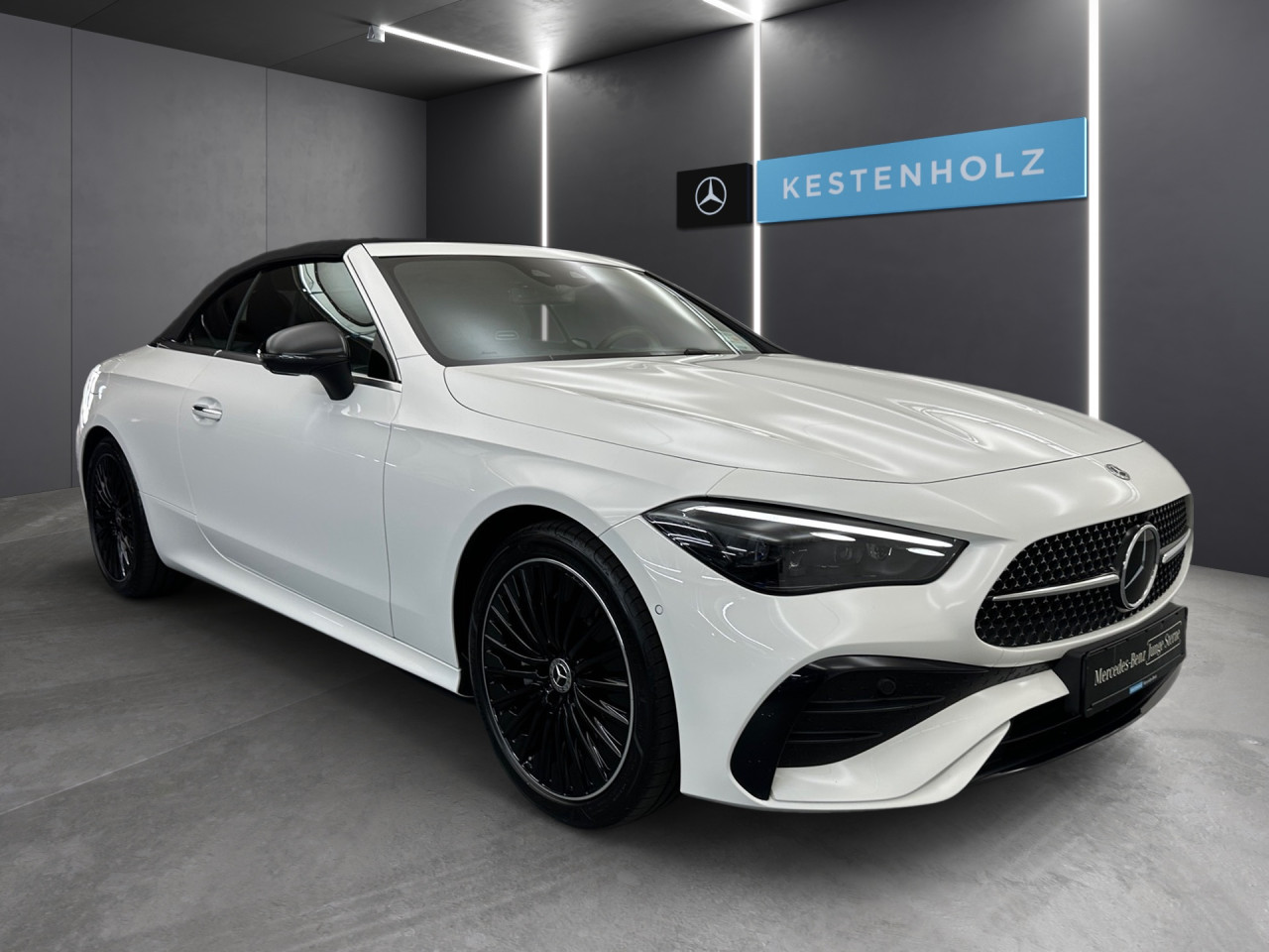 Getriebe: Automatikgetriebe 9 G-TRONIC, 9 G&auml;ngeAusstattungslinie: AMG Line Exterieur: Premium,  AMG Line Interieur: PremiumAusstattungspakete: Winterpaket,  AMG Sportpaket,  Komfort Paket,  Premiumpaket,  Night-Paket,  Ablagepaket,  SpiegelpaketAssistenzsysteme: Fernlichtassistent,  Aktiver Park-Assistent inkl. PARKTRONIC,  Surround-Kamerasystem: Park-Paket mit 360&deg;-Kamera,  DISTRONIC,  Berganfahrhilfe,  Spracheingabesystem,  M&uuml;digkeitserkennung,  Spurwechselassistent,  Spurhalteassistent mit aktivem Lenk-Assistent,  Fahrerassistenzpaket Plus,  COLLISION PREVENTION ASSIST,  Verkehrszeichenerkennung m. Geschwindigkeitslimit-AssistentLicht und Sicht: Digital Light,  Tagfahrlicht,  Regensensor,  Automatisch abblendende Innen- und Au&szlig;enspiegel,  Ambientebeleuchtung mehrfarbig,  LichtsensorAudio &amp; Kommunikation: MBUX,  Navigationssystem,  Radio,  Multi-Funktions-Display,  Digitaler Radioempfang DAB,  Burmester Surround-Soundsystem,  USB Anschluss,  Handyvorbereitung Bluetooth,  Android Auto u. Apple CarPlay,  Kabelloses Laden f&uuml;r Handys,  WLAN HotspotKomfort: Widescreen Cockpit,  Klimaautomatik,  Fahrer-/Beifahrersitz elektrisch,  Memoryfunktion Fahrer-/Beifahrersitz,  Lordosenst&uuml;tze Fahrer/Beifahrer,  Sitzheizung Fahrer/Beifahrer,  Armauflage Fahrer/Beifahrer,  Servolenkung,  Lenks&auml;ule verstellbar,  Keyless-Start,  Start-Stopp System,  Zentralver. mit Fernbedienung,  Fensterheber elektrisch,  AIRSCARF-Kopfraumheizung,  Sitzklimatisierung vorn,  Windschott,  DYNAMIC SELECT,  Getr&auml;nkehalter vornInterieur: Sitze Leder Leder schwarz,  Innenfarbe schwarz,  Multifunktions-Sport-/Lederlenkrad,  Lenkradheizung,  Bordcomputer,  R&uuml;cksitze klappbar,  Dekoreinlagen: H08 Zierelemente Holz Linde linestructure anthrazit offenporig,  Lenkrad-SchaltwippenExterieur: Sportfahrwerk,  Touchscreen Bedienung,  AMG Leichtmetallfelgen 19 Zoll,  Au&szlig;enspiegel elekt. anklappbar,  Softtop,  Reifenpannenset,  Notrufsystem,  Stauassistent,  Rettungsgassen-Assistent,  Fahrzeugpersonalisierung,  AllradlenkungAirbags: MittelairbagSicherheit: i-Size Kindersitzbefestigung,  Fu&szlig;g&auml;ngerschutzsystem,  Fahrer- /Beifahrerairbag,  Seitenairbag vorn und hinten,  Knieairbag Fahrer,  Traktionskontrolle,  Elektr. Stabilit&auml;tsprogramm ESP,  Reifendruckkontrolle,  Wegfahrsperre,  Au&szlig;entemperatur Anzeige,  Antiblockiersystem ABS,  Bremsverschlei&szlig;anzeige,  Proaktives Insassenschutzsystem,  NotbremsassistentWeitere Ausstattung: 272 Ausweichunterst&uuml;tzung,  321 Fingerabdruck Scanner,  Gebrauchtwagensiegel: Junge Sterne,  ehem. MietfahrzeugSonstige Ma&szlig;e und Gewichte: Nutzlast: 435 kg,  zul&auml;ssiges Gesamtgewicht: 2.360 kg,  Kraftstofftank: 66l,  Radstand: 2.865 mmDas Fahrzeug wurde als Mietwagen genutzt., Irrt&uuml;mer und &Auml;nderungen vorbehalten