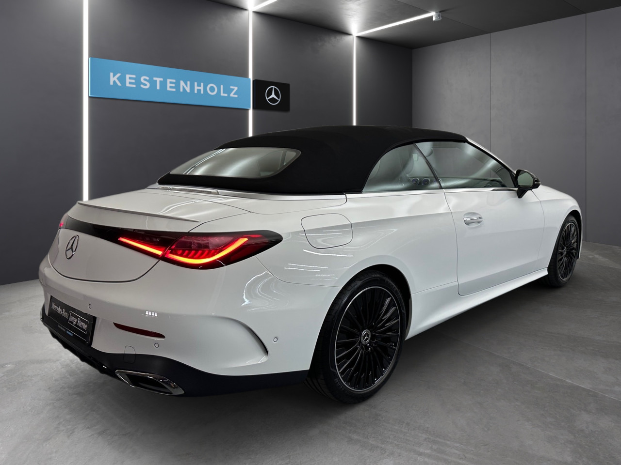 Getriebe: Automatikgetriebe 9 G-TRONIC, 9 G&auml;ngeAusstattungslinie: AMG Line Exterieur: Premium,  AMG Line Interieur: PremiumAusstattungspakete: Winterpaket,  AMG Sportpaket,  Komfort Paket,  Premiumpaket,  Night-Paket,  Ablagepaket,  SpiegelpaketAssistenzsysteme: Fernlichtassistent,  Aktiver Park-Assistent inkl. PARKTRONIC,  Surround-Kamerasystem: Park-Paket mit 360&deg;-Kamera,  DISTRONIC,  Berganfahrhilfe,  Spracheingabesystem,  M&uuml;digkeitserkennung,  Spurwechselassistent,  Spurhalteassistent mit aktivem Lenk-Assistent,  Fahrerassistenzpaket Plus,  COLLISION PREVENTION ASSIST,  Verkehrszeichenerkennung m. Geschwindigkeitslimit-AssistentLicht und Sicht: Digital Light,  Tagfahrlicht,  Regensensor,  Automatisch abblendende Innen- und Au&szlig;enspiegel,  Ambientebeleuchtung mehrfarbig,  LichtsensorAudio &amp; Kommunikation: MBUX,  Navigationssystem,  Radio,  Multi-Funktions-Display,  Digitaler Radioempfang DAB,  Burmester Surround-Soundsystem,  USB Anschluss,  Handyvorbereitung Bluetooth,  Android Auto u. Apple CarPlay,  Kabelloses Laden f&uuml;r Handys,  WLAN HotspotKomfort: Widescreen Cockpit,  Klimaautomatik,  Fahrer-/Beifahrersitz elektrisch,  Memoryfunktion Fahrer-/Beifahrersitz,  Lordosenst&uuml;tze Fahrer/Beifahrer,  Sitzheizung Fahrer/Beifahrer,  Armauflage Fahrer/Beifahrer,  Servolenkung,  Lenks&auml;ule verstellbar,  Keyless-Start,  Start-Stopp System,  Zentralver. mit Fernbedienung,  Fensterheber elektrisch,  AIRSCARF-Kopfraumheizung,  Sitzklimatisierung vorn,  Windschott,  DYNAMIC SELECT,  Getr&auml;nkehalter vornInterieur: Sitze Leder Leder schwarz,  Innenfarbe schwarz,  Multifunktions-Sport-/Lederlenkrad,  Lenkradheizung,  Bordcomputer,  R&uuml;cksitze klappbar,  Dekoreinlagen: H08 Zierelemente Holz Linde linestructure anthrazit offenporig,  Lenkrad-SchaltwippenExterieur: Sportfahrwerk,  Touchscreen Bedienung,  AMG Leichtmetallfelgen 19 Zoll,  Au&szlig;enspiegel elekt. anklappbar,  Softtop,  Reifenpannenset,  Notrufsystem,  Stauassistent,  Rettungsgassen-Assistent,  Fahrzeugpersonalisierung,  AllradlenkungAirbags: MittelairbagSicherheit: i-Size Kindersitzbefestigung,  Fu&szlig;g&auml;ngerschutzsystem,  Fahrer- /Beifahrerairbag,  Seitenairbag vorn und hinten,  Knieairbag Fahrer,  Traktionskontrolle,  Elektr. Stabilit&auml;tsprogramm ESP,  Reifendruckkontrolle,  Wegfahrsperre,  Au&szlig;entemperatur Anzeige,  Antiblockiersystem ABS,  Bremsverschlei&szlig;anzeige,  Proaktives Insassenschutzsystem,  NotbremsassistentWeitere Ausstattung: 272 Ausweichunterst&uuml;tzung,  321 Fingerabdruck Scanner,  Gebrauchtwagensiegel: Junge Sterne,  ehem. MietfahrzeugSonstige Ma&szlig;e und Gewichte: Nutzlast: 435 kg,  zul&auml;ssiges Gesamtgewicht: 2.360 kg,  Kraftstofftank: 66l,  Radstand: 2.865 mmDas Fahrzeug wurde als Mietwagen genutzt., Irrt&uuml;mer und &Auml;nderungen vorbehalten