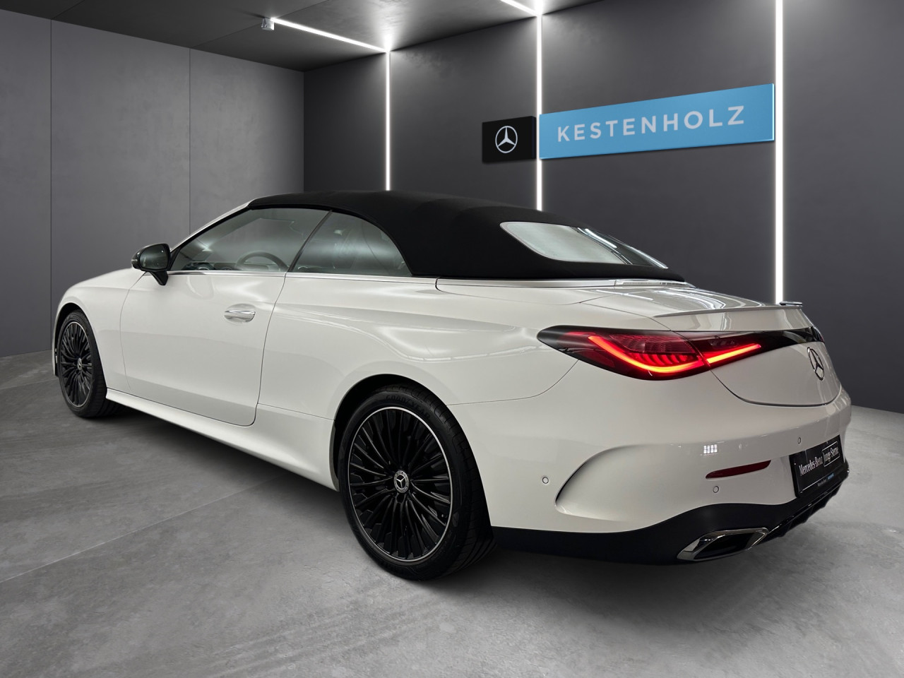 Getriebe: Automatikgetriebe 9 G-TRONIC, 9 G&auml;ngeAusstattungslinie: AMG Line Exterieur: Premium,  AMG Line Interieur: PremiumAusstattungspakete: Winterpaket,  AMG Sportpaket,  Komfort Paket,  Premiumpaket,  Night-Paket,  Ablagepaket,  SpiegelpaketAssistenzsysteme: Fernlichtassistent,  Aktiver Park-Assistent inkl. PARKTRONIC,  Surround-Kamerasystem: Park-Paket mit 360&deg;-Kamera,  DISTRONIC,  Berganfahrhilfe,  Spracheingabesystem,  M&uuml;digkeitserkennung,  Spurwechselassistent,  Spurhalteassistent mit aktivem Lenk-Assistent,  Fahrerassistenzpaket Plus,  COLLISION PREVENTION ASSIST,  Verkehrszeichenerkennung m. Geschwindigkeitslimit-AssistentLicht und Sicht: Digital Light,  Tagfahrlicht,  Regensensor,  Automatisch abblendende Innen- und Au&szlig;enspiegel,  Ambientebeleuchtung mehrfarbig,  LichtsensorAudio &amp; Kommunikation: MBUX,  Navigationssystem,  Radio,  Multi-Funktions-Display,  Digitaler Radioempfang DAB,  Burmester Surround-Soundsystem,  USB Anschluss,  Handyvorbereitung Bluetooth,  Android Auto u. Apple CarPlay,  Kabelloses Laden f&uuml;r Handys,  WLAN HotspotKomfort: Widescreen Cockpit,  Klimaautomatik,  Fahrer-/Beifahrersitz elektrisch,  Memoryfunktion Fahrer-/Beifahrersitz,  Lordosenst&uuml;tze Fahrer/Beifahrer,  Sitzheizung Fahrer/Beifahrer,  Armauflage Fahrer/Beifahrer,  Servolenkung,  Lenks&auml;ule verstellbar,  Keyless-Start,  Start-Stopp System,  Zentralver. mit Fernbedienung,  Fensterheber elektrisch,  AIRSCARF-Kopfraumheizung,  Sitzklimatisierung vorn,  Windschott,  DYNAMIC SELECT,  Getr&auml;nkehalter vornInterieur: Sitze Leder Leder schwarz,  Innenfarbe schwarz,  Multifunktions-Sport-/Lederlenkrad,  Lenkradheizung,  Bordcomputer,  R&uuml;cksitze klappbar,  Dekoreinlagen: H08 Zierelemente Holz Linde linestructure anthrazit offenporig,  Lenkrad-SchaltwippenExterieur: Sportfahrwerk,  Touchscreen Bedienung,  AMG Leichtmetallfelgen 19 Zoll,  Au&szlig;enspiegel elekt. anklappbar,  Softtop,  Reifenpannenset,  Notrufsystem,  Stauassistent,  Rettungsgassen-Assistent,  Fahrzeugpersonalisierung,  AllradlenkungAirbags: MittelairbagSicherheit: i-Size Kindersitzbefestigung,  Fu&szlig;g&auml;ngerschutzsystem,  Fahrer- /Beifahrerairbag,  Seitenairbag vorn und hinten,  Knieairbag Fahrer,  Traktionskontrolle,  Elektr. Stabilit&auml;tsprogramm ESP,  Reifendruckkontrolle,  Wegfahrsperre,  Au&szlig;entemperatur Anzeige,  Antiblockiersystem ABS,  Bremsverschlei&szlig;anzeige,  Proaktives Insassenschutzsystem,  NotbremsassistentWeitere Ausstattung: 272 Ausweichunterst&uuml;tzung,  321 Fingerabdruck Scanner,  Gebrauchtwagensiegel: Junge Sterne,  ehem. MietfahrzeugSonstige Ma&szlig;e und Gewichte: Nutzlast: 435 kg,  zul&auml;ssiges Gesamtgewicht: 2.360 kg,  Kraftstofftank: 66l,  Radstand: 2.865 mmDas Fahrzeug wurde als Mietwagen genutzt., Irrt&uuml;mer und &Auml;nderungen vorbehalten