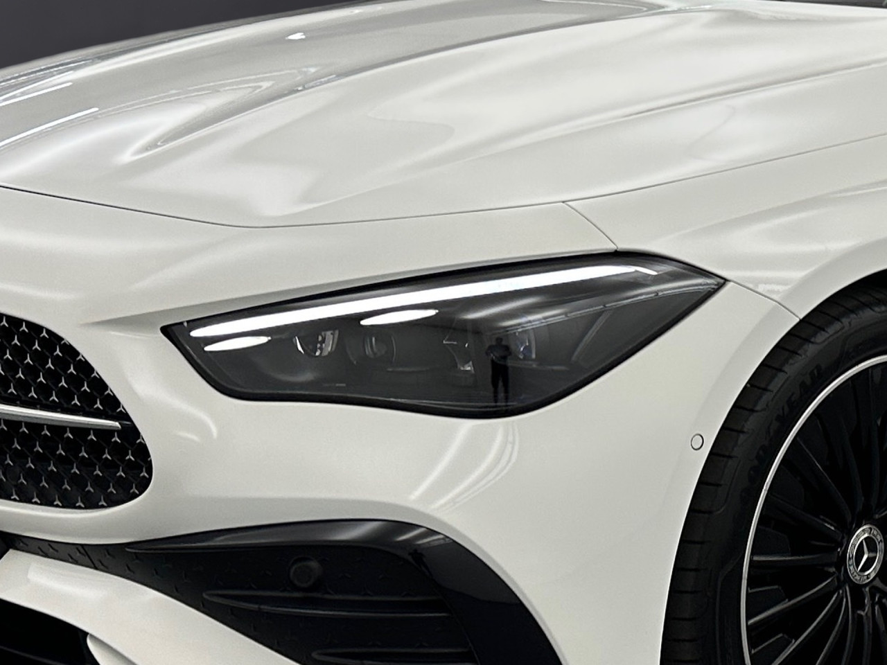 Getriebe: Automatikgetriebe 9 G-TRONIC, 9 G&auml;ngeAusstattungslinie: AMG Line Exterieur: Premium,  AMG Line Interieur: PremiumAusstattungspakete: Winterpaket,  AMG Sportpaket,  Komfort Paket,  Premiumpaket,  Night-Paket,  Ablagepaket,  SpiegelpaketAssistenzsysteme: Fernlichtassistent,  Aktiver Park-Assistent inkl. PARKTRONIC,  Surround-Kamerasystem: Park-Paket mit 360&deg;-Kamera,  DISTRONIC,  Berganfahrhilfe,  Spracheingabesystem,  M&uuml;digkeitserkennung,  Spurwechselassistent,  Spurhalteassistent mit aktivem Lenk-Assistent,  Fahrerassistenzpaket Plus,  COLLISION PREVENTION ASSIST,  Verkehrszeichenerkennung m. Geschwindigkeitslimit-AssistentLicht und Sicht: Digital Light,  Tagfahrlicht,  Regensensor,  Automatisch abblendende Innen- und Au&szlig;enspiegel,  Ambientebeleuchtung mehrfarbig,  LichtsensorAudio &amp; Kommunikation: MBUX,  Navigationssystem,  Radio,  Multi-Funktions-Display,  Digitaler Radioempfang DAB,  Burmester Surround-Soundsystem,  USB Anschluss,  Handyvorbereitung Bluetooth,  Android Auto u. Apple CarPlay,  Kabelloses Laden f&uuml;r Handys,  WLAN HotspotKomfort: Widescreen Cockpit,  Klimaautomatik,  Fahrer-/Beifahrersitz elektrisch,  Memoryfunktion Fahrer-/Beifahrersitz,  Lordosenst&uuml;tze Fahrer/Beifahrer,  Sitzheizung Fahrer/Beifahrer,  Armauflage Fahrer/Beifahrer,  Servolenkung,  Lenks&auml;ule verstellbar,  Keyless-Start,  Start-Stopp System,  Zentralver. mit Fernbedienung,  Fensterheber elektrisch,  AIRSCARF-Kopfraumheizung,  Sitzklimatisierung vorn,  Windschott,  DYNAMIC SELECT,  Getr&auml;nkehalter vornInterieur: Sitze Leder Leder schwarz,  Innenfarbe schwarz,  Multifunktions-Sport-/Lederlenkrad,  Lenkradheizung,  Bordcomputer,  R&uuml;cksitze klappbar,  Dekoreinlagen: H08 Zierelemente Holz Linde linestructure anthrazit offenporig,  Lenkrad-SchaltwippenExterieur: Sportfahrwerk,  Touchscreen Bedienung,  AMG Leichtmetallfelgen 19 Zoll,  Au&szlig;enspiegel elekt. anklappbar,  Softtop,  Reifenpannenset,  Notrufsystem,  Stauassistent,  Rettungsgassen-Assistent,  Fahrzeugpersonalisierung,  AllradlenkungAirbags: MittelairbagSicherheit: i-Size Kindersitzbefestigung,  Fu&szlig;g&auml;ngerschutzsystem,  Fahrer- /Beifahrerairbag,  Seitenairbag vorn und hinten,  Knieairbag Fahrer,  Traktionskontrolle,  Elektr. Stabilit&auml;tsprogramm ESP,  Reifendruckkontrolle,  Wegfahrsperre,  Au&szlig;entemperatur Anzeige,  Antiblockiersystem ABS,  Bremsverschlei&szlig;anzeige,  Proaktives Insassenschutzsystem,  NotbremsassistentWeitere Ausstattung: 272 Ausweichunterst&uuml;tzung,  321 Fingerabdruck Scanner,  Gebrauchtwagensiegel: Junge Sterne,  ehem. MietfahrzeugSonstige Ma&szlig;e und Gewichte: Nutzlast: 435 kg,  zul&auml;ssiges Gesamtgewicht: 2.360 kg,  Kraftstofftank: 66l,  Radstand: 2.865 mmDas Fahrzeug wurde als Mietwagen genutzt., Irrt&uuml;mer und &Auml;nderungen vorbehalten