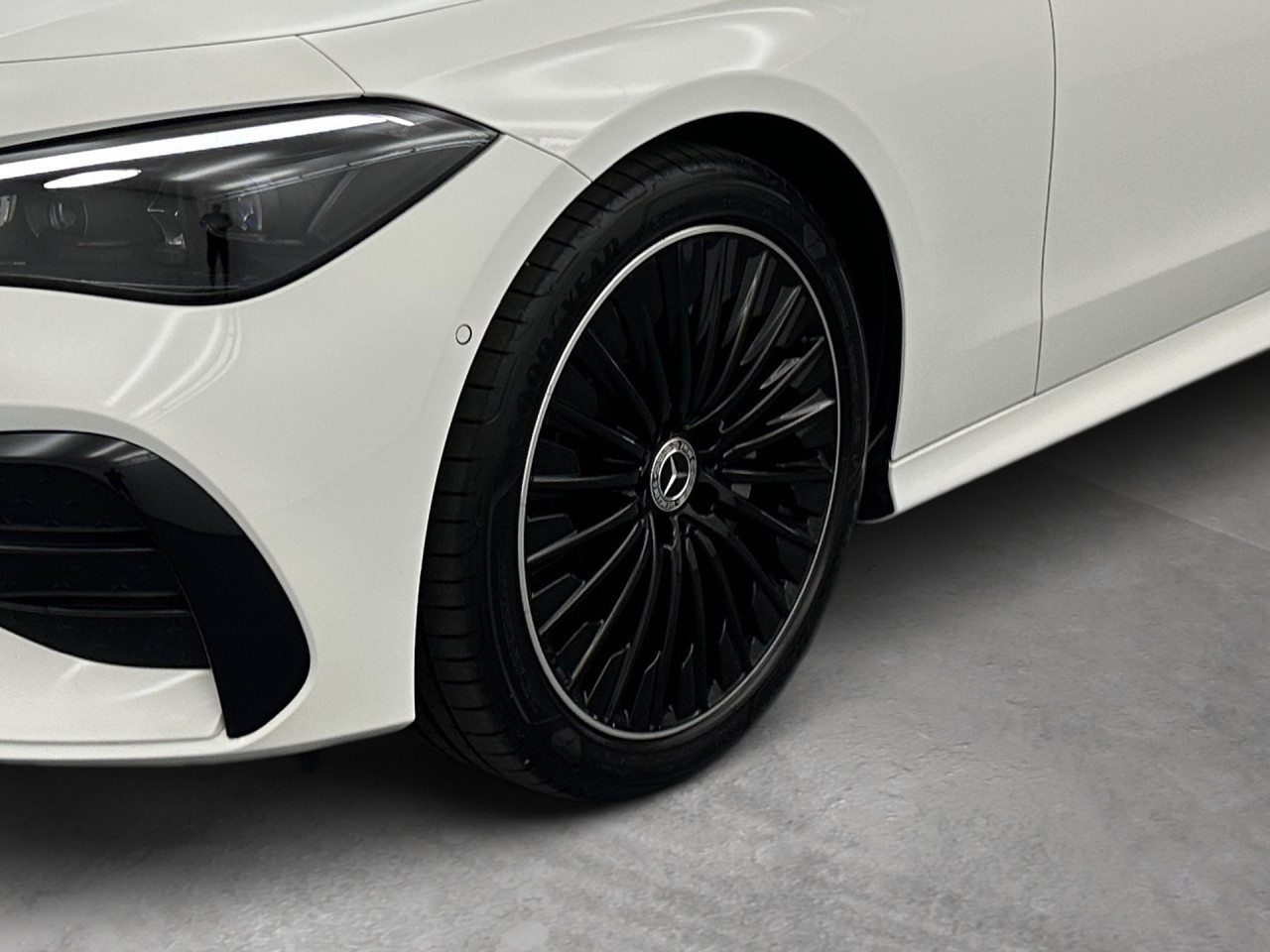 Getriebe: Automatikgetriebe 9 G-TRONIC, 9 G&auml;ngeAusstattungslinie: AMG Line Exterieur: Premium,  AMG Line Interieur: PremiumAusstattungspakete: Winterpaket,  AMG Sportpaket,  Komfort Paket,  Premiumpaket,  Night-Paket,  Ablagepaket,  SpiegelpaketAssistenzsysteme: Fernlichtassistent,  Aktiver Park-Assistent inkl. PARKTRONIC,  Surround-Kamerasystem: Park-Paket mit 360&deg;-Kamera,  DISTRONIC,  Berganfahrhilfe,  Spracheingabesystem,  M&uuml;digkeitserkennung,  Spurwechselassistent,  Spurhalteassistent mit aktivem Lenk-Assistent,  Fahrerassistenzpaket Plus,  COLLISION PREVENTION ASSIST,  Verkehrszeichenerkennung m. Geschwindigkeitslimit-AssistentLicht und Sicht: Digital Light,  Tagfahrlicht,  Regensensor,  Automatisch abblendende Innen- und Au&szlig;enspiegel,  Ambientebeleuchtung mehrfarbig,  LichtsensorAudio &amp; Kommunikation: MBUX,  Navigationssystem,  Radio,  Multi-Funktions-Display,  Digitaler Radioempfang DAB,  Burmester Surround-Soundsystem,  USB Anschluss,  Handyvorbereitung Bluetooth,  Android Auto u. Apple CarPlay,  Kabelloses Laden f&uuml;r Handys,  WLAN HotspotKomfort: Widescreen Cockpit,  Klimaautomatik,  Fahrer-/Beifahrersitz elektrisch,  Memoryfunktion Fahrer-/Beifahrersitz,  Lordosenst&uuml;tze Fahrer/Beifahrer,  Sitzheizung Fahrer/Beifahrer,  Armauflage Fahrer/Beifahrer,  Servolenkung,  Lenks&auml;ule verstellbar,  Keyless-Start,  Start-Stopp System,  Zentralver. mit Fernbedienung,  Fensterheber elektrisch,  AIRSCARF-Kopfraumheizung,  Sitzklimatisierung vorn,  Windschott,  DYNAMIC SELECT,  Getr&auml;nkehalter vornInterieur: Sitze Leder Leder schwarz,  Innenfarbe schwarz,  Multifunktions-Sport-/Lederlenkrad,  Lenkradheizung,  Bordcomputer,  R&uuml;cksitze klappbar,  Dekoreinlagen: H08 Zierelemente Holz Linde linestructure anthrazit offenporig,  Lenkrad-SchaltwippenExterieur: Sportfahrwerk,  Touchscreen Bedienung,  AMG Leichtmetallfelgen 19 Zoll,  Au&szlig;enspiegel elekt. anklappbar,  Softtop,  Reifenpannenset,  Notrufsystem,  Stauassistent,  Rettungsgassen-Assistent,  Fahrzeugpersonalisierung,  AllradlenkungAirbags: MittelairbagSicherheit: i-Size Kindersitzbefestigung,  Fu&szlig;g&auml;ngerschutzsystem,  Fahrer- /Beifahrerairbag,  Seitenairbag vorn und hinten,  Knieairbag Fahrer,  Traktionskontrolle,  Elektr. Stabilit&auml;tsprogramm ESP,  Reifendruckkontrolle,  Wegfahrsperre,  Au&szlig;entemperatur Anzeige,  Antiblockiersystem ABS,  Bremsverschlei&szlig;anzeige,  Proaktives Insassenschutzsystem,  NotbremsassistentWeitere Ausstattung: 272 Ausweichunterst&uuml;tzung,  321 Fingerabdruck Scanner,  Gebrauchtwagensiegel: Junge Sterne,  ehem. MietfahrzeugSonstige Ma&szlig;e und Gewichte: Nutzlast: 435 kg,  zul&auml;ssiges Gesamtgewicht: 2.360 kg,  Kraftstofftank: 66l,  Radstand: 2.865 mmDas Fahrzeug wurde als Mietwagen genutzt., Irrt&uuml;mer und &Auml;nderungen vorbehalten