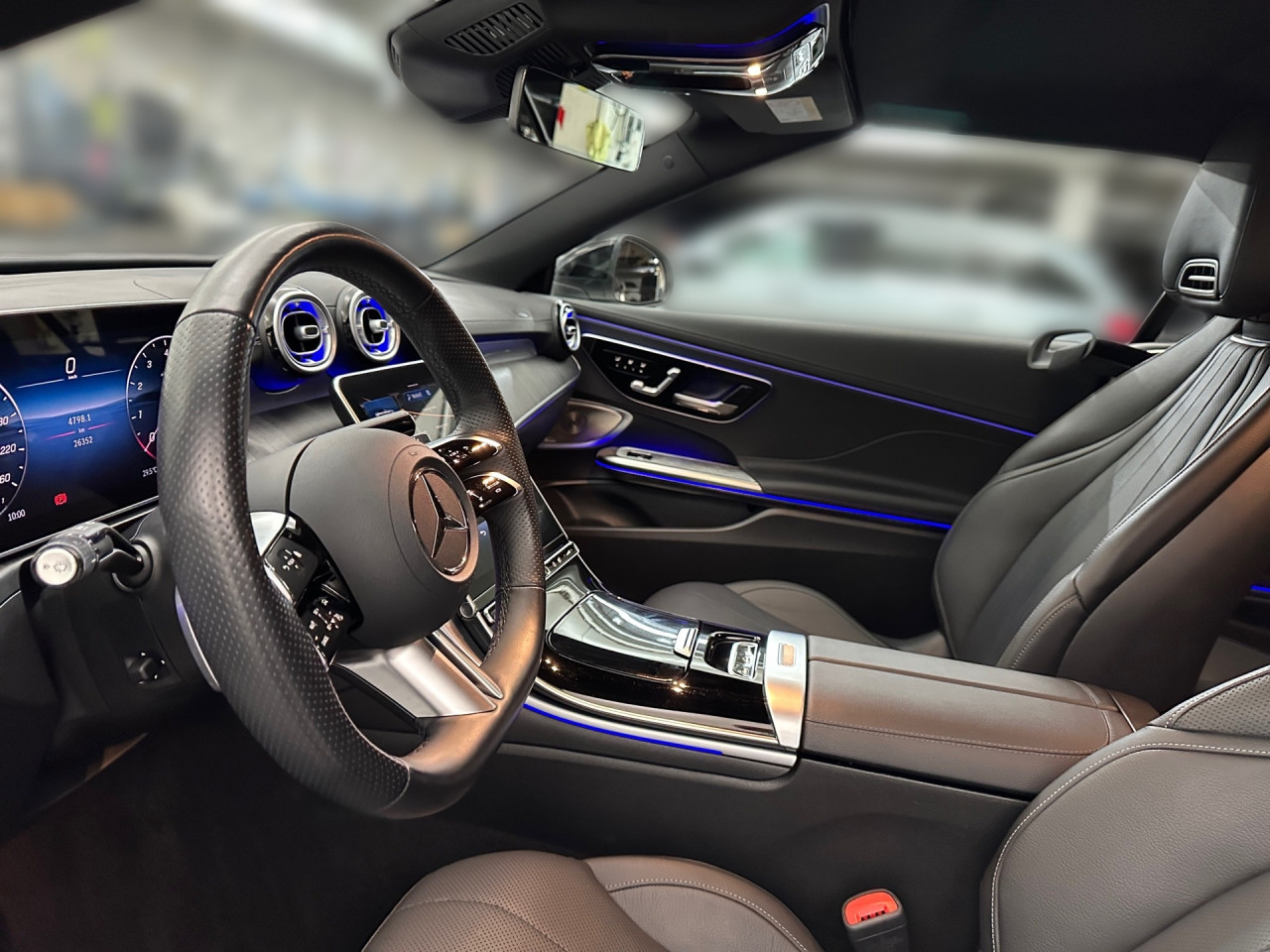 Getriebe: Automatikgetriebe 9 G-TRONIC, 9 G&auml;ngeAusstattungslinie: AMG Line Exterieur: Premium,  AMG Line Interieur: PremiumAusstattungspakete: Winterpaket,  AMG Sportpaket,  Komfort Paket,  Premiumpaket,  Night-Paket,  Ablagepaket,  SpiegelpaketAssistenzsysteme: Fernlichtassistent,  Aktiver Park-Assistent inkl. PARKTRONIC,  Surround-Kamerasystem: Park-Paket mit 360&deg;-Kamera,  DISTRONIC,  Berganfahrhilfe,  Spracheingabesystem,  M&uuml;digkeitserkennung,  Spurwechselassistent,  Spurhalteassistent mit aktivem Lenk-Assistent,  Fahrerassistenzpaket Plus,  COLLISION PREVENTION ASSIST,  Verkehrszeichenerkennung m. Geschwindigkeitslimit-AssistentLicht und Sicht: Digital Light,  Tagfahrlicht,  Regensensor,  Automatisch abblendende Innen- und Au&szlig;enspiegel,  Ambientebeleuchtung mehrfarbig,  LichtsensorAudio &amp; Kommunikation: MBUX,  Navigationssystem,  Radio,  Multi-Funktions-Display,  Digitaler Radioempfang DAB,  Burmester Surround-Soundsystem,  USB Anschluss,  Handyvorbereitung Bluetooth,  Android Auto u. Apple CarPlay,  Kabelloses Laden f&uuml;r Handys,  WLAN HotspotKomfort: Widescreen Cockpit,  Klimaautomatik,  Fahrer-/Beifahrersitz elektrisch,  Memoryfunktion Fahrer-/Beifahrersitz,  Lordosenst&uuml;tze Fahrer/Beifahrer,  Sitzheizung Fahrer/Beifahrer,  Armauflage Fahrer/Beifahrer,  Servolenkung,  Lenks&auml;ule verstellbar,  Keyless-Start,  Start-Stopp System,  Zentralver. mit Fernbedienung,  Fensterheber elektrisch,  AIRSCARF-Kopfraumheizung,  Sitzklimatisierung vorn,  Windschott,  DYNAMIC SELECT,  Getr&auml;nkehalter vornInterieur: Sitze Leder Leder schwarz,  Innenfarbe schwarz,  Multifunktions-Sport-/Lederlenkrad,  Lenkradheizung,  Bordcomputer,  R&uuml;cksitze klappbar,  Dekoreinlagen: H08 Zierelemente Holz Linde linestructure anthrazit offenporig,  Lenkrad-SchaltwippenExterieur: Sportfahrwerk,  Touchscreen Bedienung,  AMG Leichtmetallfelgen 19 Zoll,  Au&szlig;enspiegel elekt. anklappbar,  Softtop,  Reifenpannenset,  Notrufsystem,  Stauassistent,  Rettungsgassen-Assistent,  Fahrzeugpersonalisierung,  AllradlenkungAirbags: MittelairbagSicherheit: i-Size Kindersitzbefestigung,  Fu&szlig;g&auml;ngerschutzsystem,  Fahrer- /Beifahrerairbag,  Seitenairbag vorn und hinten,  Knieairbag Fahrer,  Traktionskontrolle,  Elektr. Stabilit&auml;tsprogramm ESP,  Reifendruckkontrolle,  Wegfahrsperre,  Au&szlig;entemperatur Anzeige,  Antiblockiersystem ABS,  Bremsverschlei&szlig;anzeige,  Proaktives Insassenschutzsystem,  NotbremsassistentWeitere Ausstattung: 272 Ausweichunterst&uuml;tzung,  321 Fingerabdruck Scanner,  Gebrauchtwagensiegel: Junge Sterne,  ehem. MietfahrzeugSonstige Ma&szlig;e und Gewichte: Nutzlast: 435 kg,  zul&auml;ssiges Gesamtgewicht: 2.360 kg,  Kraftstofftank: 66l,  Radstand: 2.865 mmDas Fahrzeug wurde als Mietwagen genutzt., Irrt&uuml;mer und &Auml;nderungen vorbehalten