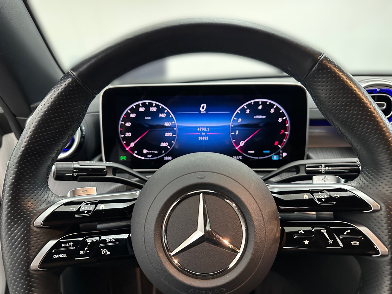 Getriebe: Automatikgetriebe 9 G-TRONIC, 9 G&auml;ngeAusstattungslinie: AMG Line Exterieur: Premium,  AMG Line Interieur: PremiumAusstattungspakete: Winterpaket,  AMG Sportpaket,  Komfort Paket,  Premiumpaket,  Night-Paket,  Ablagepaket,  SpiegelpaketAssistenzsysteme: Fernlichtassistent,  Aktiver Park-Assistent inkl. PARKTRONIC,  Surround-Kamerasystem: Park-Paket mit 360&deg;-Kamera,  DISTRONIC,  Berganfahrhilfe,  Spracheingabesystem,  M&uuml;digkeitserkennung,  Spurwechselassistent,  Spurhalteassistent mit aktivem Lenk-Assistent,  Fahrerassistenzpaket Plus,  COLLISION PREVENTION ASSIST,  Verkehrszeichenerkennung m. Geschwindigkeitslimit-AssistentLicht und Sicht: Digital Light,  Tagfahrlicht,  Regensensor,  Automatisch abblendende Innen- und Au&szlig;enspiegel,  Ambientebeleuchtung mehrfarbig,  LichtsensorAudio &amp; Kommunikation: MBUX,  Navigationssystem,  Radio,  Multi-Funktions-Display,  Digitaler Radioempfang DAB,  Burmester Surround-Soundsystem,  USB Anschluss,  Handyvorbereitung Bluetooth,  Android Auto u. Apple CarPlay,  Kabelloses Laden f&uuml;r Handys,  WLAN HotspotKomfort: Widescreen Cockpit,  Klimaautomatik,  Fahrer-/Beifahrersitz elektrisch,  Memoryfunktion Fahrer-/Beifahrersitz,  Lordosenst&uuml;tze Fahrer/Beifahrer,  Sitzheizung Fahrer/Beifahrer,  Armauflage Fahrer/Beifahrer,  Servolenkung,  Lenks&auml;ule verstellbar,  Keyless-Start,  Start-Stopp System,  Zentralver. mit Fernbedienung,  Fensterheber elektrisch,  AIRSCARF-Kopfraumheizung,  Sitzklimatisierung vorn,  Windschott,  DYNAMIC SELECT,  Getr&auml;nkehalter vornInterieur: Sitze Leder Leder schwarz,  Innenfarbe schwarz,  Multifunktions-Sport-/Lederlenkrad,  Lenkradheizung,  Bordcomputer,  R&uuml;cksitze klappbar,  Dekoreinlagen: H08 Zierelemente Holz Linde linestructure anthrazit offenporig,  Lenkrad-SchaltwippenExterieur: Sportfahrwerk,  Touchscreen Bedienung,  AMG Leichtmetallfelgen 19 Zoll,  Au&szlig;enspiegel elekt. anklappbar,  Softtop,  Reifenpannenset,  Notrufsystem,  Stauassistent,  Rettungsgassen-Assistent,  Fahrzeugpersonalisierung,  AllradlenkungAirbags: MittelairbagSicherheit: i-Size Kindersitzbefestigung,  Fu&szlig;g&auml;ngerschutzsystem,  Fahrer- /Beifahrerairbag,  Seitenairbag vorn und hinten,  Knieairbag Fahrer,  Traktionskontrolle,  Elektr. Stabilit&auml;tsprogramm ESP,  Reifendruckkontrolle,  Wegfahrsperre,  Au&szlig;entemperatur Anzeige,  Antiblockiersystem ABS,  Bremsverschlei&szlig;anzeige,  Proaktives Insassenschutzsystem,  NotbremsassistentWeitere Ausstattung: 272 Ausweichunterst&uuml;tzung,  321 Fingerabdruck Scanner,  Gebrauchtwagensiegel: Junge Sterne,  ehem. MietfahrzeugSonstige Ma&szlig;e und Gewichte: Nutzlast: 435 kg,  zul&auml;ssiges Gesamtgewicht: 2.360 kg,  Kraftstofftank: 66l,  Radstand: 2.865 mmDas Fahrzeug wurde als Mietwagen genutzt., Irrt&uuml;mer und &Auml;nderungen vorbehalten