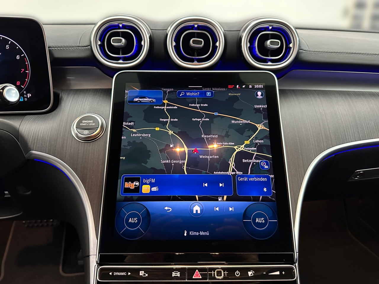 Getriebe: Automatikgetriebe 9 G-TRONIC, 9 G&auml;ngeAusstattungslinie: AMG Line Exterieur: Premium,  AMG Line Interieur: PremiumAusstattungspakete: Winterpaket,  AMG Sportpaket,  Komfort Paket,  Premiumpaket,  Night-Paket,  Ablagepaket,  SpiegelpaketAssistenzsysteme: Fernlichtassistent,  Aktiver Park-Assistent inkl. PARKTRONIC,  Surround-Kamerasystem: Park-Paket mit 360&deg;-Kamera,  DISTRONIC,  Berganfahrhilfe,  Spracheingabesystem,  M&uuml;digkeitserkennung,  Spurwechselassistent,  Spurhalteassistent mit aktivem Lenk-Assistent,  Fahrerassistenzpaket Plus,  COLLISION PREVENTION ASSIST,  Verkehrszeichenerkennung m. Geschwindigkeitslimit-AssistentLicht und Sicht: Digital Light,  Tagfahrlicht,  Regensensor,  Automatisch abblendende Innen- und Au&szlig;enspiegel,  Ambientebeleuchtung mehrfarbig,  LichtsensorAudio &amp; Kommunikation: MBUX,  Navigationssystem,  Radio,  Multi-Funktions-Display,  Digitaler Radioempfang DAB,  Burmester Surround-Soundsystem,  USB Anschluss,  Handyvorbereitung Bluetooth,  Android Auto u. Apple CarPlay,  Kabelloses Laden f&uuml;r Handys,  WLAN HotspotKomfort: Widescreen Cockpit,  Klimaautomatik,  Fahrer-/Beifahrersitz elektrisch,  Memoryfunktion Fahrer-/Beifahrersitz,  Lordosenst&uuml;tze Fahrer/Beifahrer,  Sitzheizung Fahrer/Beifahrer,  Armauflage Fahrer/Beifahrer,  Servolenkung,  Lenks&auml;ule verstellbar,  Keyless-Start,  Start-Stopp System,  Zentralver. mit Fernbedienung,  Fensterheber elektrisch,  AIRSCARF-Kopfraumheizung,  Sitzklimatisierung vorn,  Windschott,  DYNAMIC SELECT,  Getr&auml;nkehalter vornInterieur: Sitze Leder Leder schwarz,  Innenfarbe schwarz,  Multifunktions-Sport-/Lederlenkrad,  Lenkradheizung,  Bordcomputer,  R&uuml;cksitze klappbar,  Dekoreinlagen: H08 Zierelemente Holz Linde linestructure anthrazit offenporig,  Lenkrad-SchaltwippenExterieur: Sportfahrwerk,  Touchscreen Bedienung,  AMG Leichtmetallfelgen 19 Zoll,  Au&szlig;enspiegel elekt. anklappbar,  Softtop,  Reifenpannenset,  Notrufsystem,  Stauassistent,  Rettungsgassen-Assistent,  Fahrzeugpersonalisierung,  AllradlenkungAirbags: MittelairbagSicherheit: i-Size Kindersitzbefestigung,  Fu&szlig;g&auml;ngerschutzsystem,  Fahrer- /Beifahrerairbag,  Seitenairbag vorn und hinten,  Knieairbag Fahrer,  Traktionskontrolle,  Elektr. Stabilit&auml;tsprogramm ESP,  Reifendruckkontrolle,  Wegfahrsperre,  Au&szlig;entemperatur Anzeige,  Antiblockiersystem ABS,  Bremsverschlei&szlig;anzeige,  Proaktives Insassenschutzsystem,  NotbremsassistentWeitere Ausstattung: 272 Ausweichunterst&uuml;tzung,  321 Fingerabdruck Scanner,  Gebrauchtwagensiegel: Junge Sterne,  ehem. MietfahrzeugSonstige Ma&szlig;e und Gewichte: Nutzlast: 435 kg,  zul&auml;ssiges Gesamtgewicht: 2.360 kg,  Kraftstofftank: 66l,  Radstand: 2.865 mmDas Fahrzeug wurde als Mietwagen genutzt., Irrt&uuml;mer und &Auml;nderungen vorbehalten