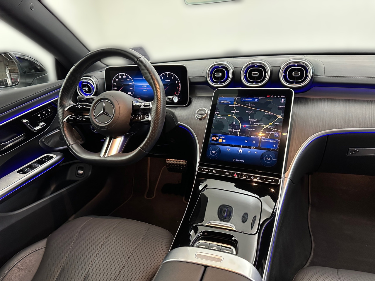 Getriebe: Automatikgetriebe 9 G-TRONIC, 9 G&auml;ngeAusstattungslinie: AMG Line Exterieur: Premium,  AMG Line Interieur: PremiumAusstattungspakete: Winterpaket,  AMG Sportpaket,  Komfort Paket,  Premiumpaket,  Night-Paket,  Ablagepaket,  SpiegelpaketAssistenzsysteme: Fernlichtassistent,  Aktiver Park-Assistent inkl. PARKTRONIC,  Surround-Kamerasystem: Park-Paket mit 360&deg;-Kamera,  DISTRONIC,  Berganfahrhilfe,  Spracheingabesystem,  M&uuml;digkeitserkennung,  Spurwechselassistent,  Spurhalteassistent mit aktivem Lenk-Assistent,  Fahrerassistenzpaket Plus,  COLLISION PREVENTION ASSIST,  Verkehrszeichenerkennung m. Geschwindigkeitslimit-AssistentLicht und Sicht: Digital Light,  Tagfahrlicht,  Regensensor,  Automatisch abblendende Innen- und Au&szlig;enspiegel,  Ambientebeleuchtung mehrfarbig,  LichtsensorAudio &amp; Kommunikation: MBUX,  Navigationssystem,  Radio,  Multi-Funktions-Display,  Digitaler Radioempfang DAB,  Burmester Surround-Soundsystem,  USB Anschluss,  Handyvorbereitung Bluetooth,  Android Auto u. Apple CarPlay,  Kabelloses Laden f&uuml;r Handys,  WLAN HotspotKomfort: Widescreen Cockpit,  Klimaautomatik,  Fahrer-/Beifahrersitz elektrisch,  Memoryfunktion Fahrer-/Beifahrersitz,  Lordosenst&uuml;tze Fahrer/Beifahrer,  Sitzheizung Fahrer/Beifahrer,  Armauflage Fahrer/Beifahrer,  Servolenkung,  Lenks&auml;ule verstellbar,  Keyless-Start,  Start-Stopp System,  Zentralver. mit Fernbedienung,  Fensterheber elektrisch,  AIRSCARF-Kopfraumheizung,  Sitzklimatisierung vorn,  Windschott,  DYNAMIC SELECT,  Getr&auml;nkehalter vornInterieur: Sitze Leder Leder schwarz,  Innenfarbe schwarz,  Multifunktions-Sport-/Lederlenkrad,  Lenkradheizung,  Bordcomputer,  R&uuml;cksitze klappbar,  Dekoreinlagen: H08 Zierelemente Holz Linde linestructure anthrazit offenporig,  Lenkrad-SchaltwippenExterieur: Sportfahrwerk,  Touchscreen Bedienung,  AMG Leichtmetallfelgen 19 Zoll,  Au&szlig;enspiegel elekt. anklappbar,  Softtop,  Reifenpannenset,  Notrufsystem,  Stauassistent,  Rettungsgassen-Assistent,  Fahrzeugpersonalisierung,  AllradlenkungAirbags: MittelairbagSicherheit: i-Size Kindersitzbefestigung,  Fu&szlig;g&auml;ngerschutzsystem,  Fahrer- /Beifahrerairbag,  Seitenairbag vorn und hinten,  Knieairbag Fahrer,  Traktionskontrolle,  Elektr. Stabilit&auml;tsprogramm ESP,  Reifendruckkontrolle,  Wegfahrsperre,  Au&szlig;entemperatur Anzeige,  Antiblockiersystem ABS,  Bremsverschlei&szlig;anzeige,  Proaktives Insassenschutzsystem,  NotbremsassistentWeitere Ausstattung: 272 Ausweichunterst&uuml;tzung,  321 Fingerabdruck Scanner,  Gebrauchtwagensiegel: Junge Sterne,  ehem. MietfahrzeugSonstige Ma&szlig;e und Gewichte: Nutzlast: 435 kg,  zul&auml;ssiges Gesamtgewicht: 2.360 kg,  Kraftstofftank: 66l,  Radstand: 2.865 mmDas Fahrzeug wurde als Mietwagen genutzt., Irrt&uuml;mer und &Auml;nderungen vorbehalten