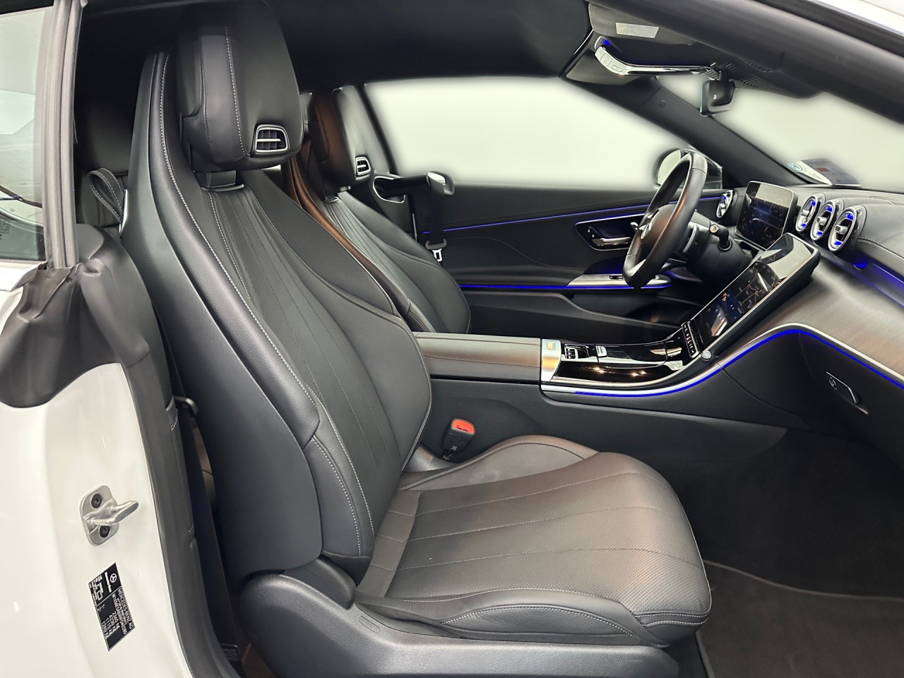 Getriebe: Automatikgetriebe 9 G-TRONIC, 9 G&auml;ngeAusstattungslinie: AMG Line Exterieur: Premium,  AMG Line Interieur: PremiumAusstattungspakete: Winterpaket,  AMG Sportpaket,  Komfort Paket,  Premiumpaket,  Night-Paket,  Ablagepaket,  SpiegelpaketAssistenzsysteme: Fernlichtassistent,  Aktiver Park-Assistent inkl. PARKTRONIC,  Surround-Kamerasystem: Park-Paket mit 360&deg;-Kamera,  DISTRONIC,  Berganfahrhilfe,  Spracheingabesystem,  M&uuml;digkeitserkennung,  Spurwechselassistent,  Spurhalteassistent mit aktivem Lenk-Assistent,  Fahrerassistenzpaket Plus,  COLLISION PREVENTION ASSIST,  Verkehrszeichenerkennung m. Geschwindigkeitslimit-AssistentLicht und Sicht: Digital Light,  Tagfahrlicht,  Regensensor,  Automatisch abblendende Innen- und Au&szlig;enspiegel,  Ambientebeleuchtung mehrfarbig,  LichtsensorAudio &amp; Kommunikation: MBUX,  Navigationssystem,  Radio,  Multi-Funktions-Display,  Digitaler Radioempfang DAB,  Burmester Surround-Soundsystem,  USB Anschluss,  Handyvorbereitung Bluetooth,  Android Auto u. Apple CarPlay,  Kabelloses Laden f&uuml;r Handys,  WLAN HotspotKomfort: Widescreen Cockpit,  Klimaautomatik,  Fahrer-/Beifahrersitz elektrisch,  Memoryfunktion Fahrer-/Beifahrersitz,  Lordosenst&uuml;tze Fahrer/Beifahrer,  Sitzheizung Fahrer/Beifahrer,  Armauflage Fahrer/Beifahrer,  Servolenkung,  Lenks&auml;ule verstellbar,  Keyless-Start,  Start-Stopp System,  Zentralver. mit Fernbedienung,  Fensterheber elektrisch,  AIRSCARF-Kopfraumheizung,  Sitzklimatisierung vorn,  Windschott,  DYNAMIC SELECT,  Getr&auml;nkehalter vornInterieur: Sitze Leder Leder schwarz,  Innenfarbe schwarz,  Multifunktions-Sport-/Lederlenkrad,  Lenkradheizung,  Bordcomputer,  R&uuml;cksitze klappbar,  Dekoreinlagen: H08 Zierelemente Holz Linde linestructure anthrazit offenporig,  Lenkrad-SchaltwippenExterieur: Sportfahrwerk,  Touchscreen Bedienung,  AMG Leichtmetallfelgen 19 Zoll,  Au&szlig;enspiegel elekt. anklappbar,  Softtop,  Reifenpannenset,  Notrufsystem,  Stauassistent,  Rettungsgassen-Assistent,  Fahrzeugpersonalisierung,  AllradlenkungAirbags: MittelairbagSicherheit: i-Size Kindersitzbefestigung,  Fu&szlig;g&auml;ngerschutzsystem,  Fahrer- /Beifahrerairbag,  Seitenairbag vorn und hinten,  Knieairbag Fahrer,  Traktionskontrolle,  Elektr. Stabilit&auml;tsprogramm ESP,  Reifendruckkontrolle,  Wegfahrsperre,  Au&szlig;entemperatur Anzeige,  Antiblockiersystem ABS,  Bremsverschlei&szlig;anzeige,  Proaktives Insassenschutzsystem,  NotbremsassistentWeitere Ausstattung: 272 Ausweichunterst&uuml;tzung,  321 Fingerabdruck Scanner,  Gebrauchtwagensiegel: Junge Sterne,  ehem. MietfahrzeugSonstige Ma&szlig;e und Gewichte: Nutzlast: 435 kg,  zul&auml;ssiges Gesamtgewicht: 2.360 kg,  Kraftstofftank: 66l,  Radstand: 2.865 mmDas Fahrzeug wurde als Mietwagen genutzt., Irrt&uuml;mer und &Auml;nderungen vorbehalten