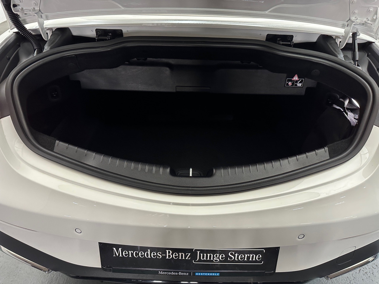 Getriebe: Automatikgetriebe 9 G-TRONIC, 9 G&auml;ngeAusstattungslinie: AMG Line Exterieur: Premium,  AMG Line Interieur: PremiumAusstattungspakete: Winterpaket,  AMG Sportpaket,  Komfort Paket,  Premiumpaket,  Night-Paket,  Ablagepaket,  SpiegelpaketAssistenzsysteme: Fernlichtassistent,  Aktiver Park-Assistent inkl. PARKTRONIC,  Surround-Kamerasystem: Park-Paket mit 360&deg;-Kamera,  DISTRONIC,  Berganfahrhilfe,  Spracheingabesystem,  M&uuml;digkeitserkennung,  Spurwechselassistent,  Spurhalteassistent mit aktivem Lenk-Assistent,  Fahrerassistenzpaket Plus,  COLLISION PREVENTION ASSIST,  Verkehrszeichenerkennung m. Geschwindigkeitslimit-AssistentLicht und Sicht: Digital Light,  Tagfahrlicht,  Regensensor,  Automatisch abblendende Innen- und Au&szlig;enspiegel,  Ambientebeleuchtung mehrfarbig,  LichtsensorAudio &amp; Kommunikation: MBUX,  Navigationssystem,  Radio,  Multi-Funktions-Display,  Digitaler Radioempfang DAB,  Burmester Surround-Soundsystem,  USB Anschluss,  Handyvorbereitung Bluetooth,  Android Auto u. Apple CarPlay,  Kabelloses Laden f&uuml;r Handys,  WLAN HotspotKomfort: Widescreen Cockpit,  Klimaautomatik,  Fahrer-/Beifahrersitz elektrisch,  Memoryfunktion Fahrer-/Beifahrersitz,  Lordosenst&uuml;tze Fahrer/Beifahrer,  Sitzheizung Fahrer/Beifahrer,  Armauflage Fahrer/Beifahrer,  Servolenkung,  Lenks&auml;ule verstellbar,  Keyless-Start,  Start-Stopp System,  Zentralver. mit Fernbedienung,  Fensterheber elektrisch,  AIRSCARF-Kopfraumheizung,  Sitzklimatisierung vorn,  Windschott,  DYNAMIC SELECT,  Getr&auml;nkehalter vornInterieur: Sitze Leder Leder schwarz,  Innenfarbe schwarz,  Multifunktions-Sport-/Lederlenkrad,  Lenkradheizung,  Bordcomputer,  R&uuml;cksitze klappbar,  Dekoreinlagen: H08 Zierelemente Holz Linde linestructure anthrazit offenporig,  Lenkrad-SchaltwippenExterieur: Sportfahrwerk,  Touchscreen Bedienung,  AMG Leichtmetallfelgen 19 Zoll,  Au&szlig;enspiegel elekt. anklappbar,  Softtop,  Reifenpannenset,  Notrufsystem,  Stauassistent,  Rettungsgassen-Assistent,  Fahrzeugpersonalisierung,  AllradlenkungAirbags: MittelairbagSicherheit: i-Size Kindersitzbefestigung,  Fu&szlig;g&auml;ngerschutzsystem,  Fahrer- /Beifahrerairbag,  Seitenairbag vorn und hinten,  Knieairbag Fahrer,  Traktionskontrolle,  Elektr. Stabilit&auml;tsprogramm ESP,  Reifendruckkontrolle,  Wegfahrsperre,  Au&szlig;entemperatur Anzeige,  Antiblockiersystem ABS,  Bremsverschlei&szlig;anzeige,  Proaktives Insassenschutzsystem,  NotbremsassistentWeitere Ausstattung: 272 Ausweichunterst&uuml;tzung,  321 Fingerabdruck Scanner,  Gebrauchtwagensiegel: Junge Sterne,  ehem. MietfahrzeugSonstige Ma&szlig;e und Gewichte: Nutzlast: 435 kg,  zul&auml;ssiges Gesamtgewicht: 2.360 kg,  Kraftstofftank: 66l,  Radstand: 2.865 mmDas Fahrzeug wurde als Mietwagen genutzt., Irrt&uuml;mer und &Auml;nderungen vorbehalten