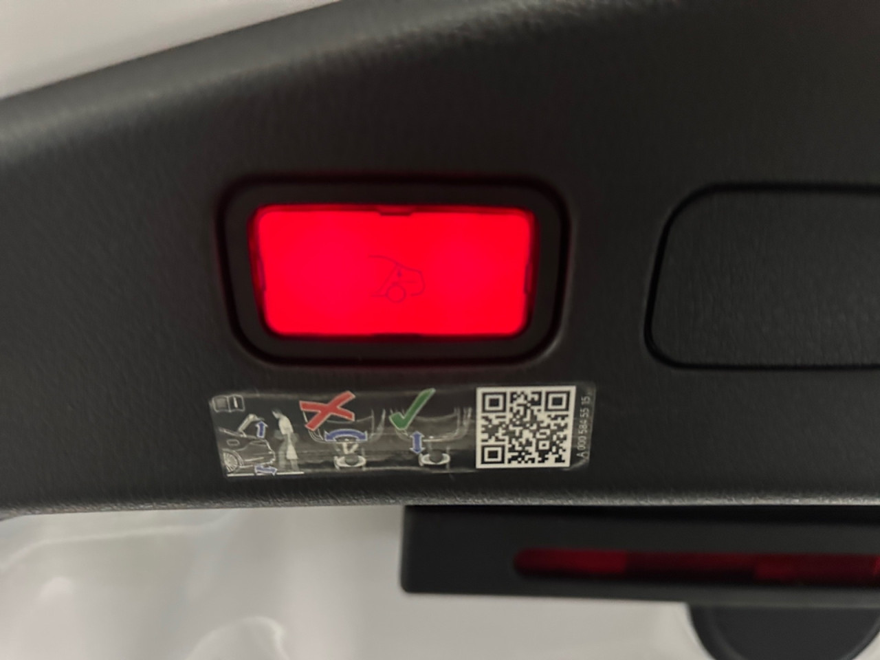 Getriebe: Automatikgetriebe 9 G-TRONIC, 9 G&auml;ngeAusstattungslinie: AMG Line Exterieur: Premium,  AMG Line Interieur: PremiumAusstattungspakete: Winterpaket,  AMG Sportpaket,  Komfort Paket,  Premiumpaket,  Night-Paket,  Ablagepaket,  SpiegelpaketAssistenzsysteme: Fernlichtassistent,  Aktiver Park-Assistent inkl. PARKTRONIC,  Surround-Kamerasystem: Park-Paket mit 360&deg;-Kamera,  DISTRONIC,  Berganfahrhilfe,  Spracheingabesystem,  M&uuml;digkeitserkennung,  Spurwechselassistent,  Spurhalteassistent mit aktivem Lenk-Assistent,  Fahrerassistenzpaket Plus,  COLLISION PREVENTION ASSIST,  Verkehrszeichenerkennung m. Geschwindigkeitslimit-AssistentLicht und Sicht: Digital Light,  Tagfahrlicht,  Regensensor,  Automatisch abblendende Innen- und Au&szlig;enspiegel,  Ambientebeleuchtung mehrfarbig,  LichtsensorAudio &amp; Kommunikation: MBUX,  Navigationssystem,  Radio,  Multi-Funktions-Display,  Digitaler Radioempfang DAB,  Burmester Surround-Soundsystem,  USB Anschluss,  Handyvorbereitung Bluetooth,  Android Auto u. Apple CarPlay,  Kabelloses Laden f&uuml;r Handys,  WLAN HotspotKomfort: Widescreen Cockpit,  Klimaautomatik,  Fahrer-/Beifahrersitz elektrisch,  Memoryfunktion Fahrer-/Beifahrersitz,  Lordosenst&uuml;tze Fahrer/Beifahrer,  Sitzheizung Fahrer/Beifahrer,  Armauflage Fahrer/Beifahrer,  Servolenkung,  Lenks&auml;ule verstellbar,  Keyless-Start,  Start-Stopp System,  Zentralver. mit Fernbedienung,  Fensterheber elektrisch,  AIRSCARF-Kopfraumheizung,  Sitzklimatisierung vorn,  Windschott,  DYNAMIC SELECT,  Getr&auml;nkehalter vornInterieur: Sitze Leder Leder schwarz,  Innenfarbe schwarz,  Multifunktions-Sport-/Lederlenkrad,  Lenkradheizung,  Bordcomputer,  R&uuml;cksitze klappbar,  Dekoreinlagen: H08 Zierelemente Holz Linde linestructure anthrazit offenporig,  Lenkrad-SchaltwippenExterieur: Sportfahrwerk,  Touchscreen Bedienung,  AMG Leichtmetallfelgen 19 Zoll,  Au&szlig;enspiegel elekt. anklappbar,  Softtop,  Reifenpannenset,  Notrufsystem,  Stauassistent,  Rettungsgassen-Assistent,  Fahrzeugpersonalisierung,  AllradlenkungAirbags: MittelairbagSicherheit: i-Size Kindersitzbefestigung,  Fu&szlig;g&auml;ngerschutzsystem,  Fahrer- /Beifahrerairbag,  Seitenairbag vorn und hinten,  Knieairbag Fahrer,  Traktionskontrolle,  Elektr. Stabilit&auml;tsprogramm ESP,  Reifendruckkontrolle,  Wegfahrsperre,  Au&szlig;entemperatur Anzeige,  Antiblockiersystem ABS,  Bremsverschlei&szlig;anzeige,  Proaktives Insassenschutzsystem,  NotbremsassistentWeitere Ausstattung: 272 Ausweichunterst&uuml;tzung,  321 Fingerabdruck Scanner,  Gebrauchtwagensiegel: Junge Sterne,  ehem. MietfahrzeugSonstige Ma&szlig;e und Gewichte: Nutzlast: 435 kg,  zul&auml;ssiges Gesamtgewicht: 2.360 kg,  Kraftstofftank: 66l,  Radstand: 2.865 mmDas Fahrzeug wurde als Mietwagen genutzt., Irrt&uuml;mer und &Auml;nderungen vorbehalten