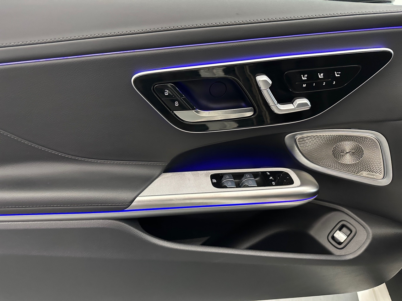 Getriebe: Automatikgetriebe 9 G-TRONIC, 9 G&auml;ngeAusstattungslinie: AMG Line Exterieur: Premium,  AMG Line Interieur: PremiumAusstattungspakete: Winterpaket,  AMG Sportpaket,  Komfort Paket,  Premiumpaket,  Night-Paket,  Ablagepaket,  SpiegelpaketAssistenzsysteme: Fernlichtassistent,  Aktiver Park-Assistent inkl. PARKTRONIC,  Surround-Kamerasystem: Park-Paket mit 360&deg;-Kamera,  DISTRONIC,  Berganfahrhilfe,  Spracheingabesystem,  M&uuml;digkeitserkennung,  Spurwechselassistent,  Spurhalteassistent mit aktivem Lenk-Assistent,  Fahrerassistenzpaket Plus,  COLLISION PREVENTION ASSIST,  Verkehrszeichenerkennung m. Geschwindigkeitslimit-AssistentLicht und Sicht: Digital Light,  Tagfahrlicht,  Regensensor,  Automatisch abblendende Innen- und Au&szlig;enspiegel,  Ambientebeleuchtung mehrfarbig,  LichtsensorAudio &amp; Kommunikation: MBUX,  Navigationssystem,  Radio,  Multi-Funktions-Display,  Digitaler Radioempfang DAB,  Burmester Surround-Soundsystem,  USB Anschluss,  Handyvorbereitung Bluetooth,  Android Auto u. Apple CarPlay,  Kabelloses Laden f&uuml;r Handys,  WLAN HotspotKomfort: Widescreen Cockpit,  Klimaautomatik,  Fahrer-/Beifahrersitz elektrisch,  Memoryfunktion Fahrer-/Beifahrersitz,  Lordosenst&uuml;tze Fahrer/Beifahrer,  Sitzheizung Fahrer/Beifahrer,  Armauflage Fahrer/Beifahrer,  Servolenkung,  Lenks&auml;ule verstellbar,  Keyless-Start,  Start-Stopp System,  Zentralver. mit Fernbedienung,  Fensterheber elektrisch,  AIRSCARF-Kopfraumheizung,  Sitzklimatisierung vorn,  Windschott,  DYNAMIC SELECT,  Getr&auml;nkehalter vornInterieur: Sitze Leder Leder schwarz,  Innenfarbe schwarz,  Multifunktions-Sport-/Lederlenkrad,  Lenkradheizung,  Bordcomputer,  R&uuml;cksitze klappbar,  Dekoreinlagen: H08 Zierelemente Holz Linde linestructure anthrazit offenporig,  Lenkrad-SchaltwippenExterieur: Sportfahrwerk,  Touchscreen Bedienung,  AMG Leichtmetallfelgen 19 Zoll,  Au&szlig;enspiegel elekt. anklappbar,  Softtop,  Reifenpannenset,  Notrufsystem,  Stauassistent,  Rettungsgassen-Assistent,  Fahrzeugpersonalisierung,  AllradlenkungAirbags: MittelairbagSicherheit: i-Size Kindersitzbefestigung,  Fu&szlig;g&auml;ngerschutzsystem,  Fahrer- /Beifahrerairbag,  Seitenairbag vorn und hinten,  Knieairbag Fahrer,  Traktionskontrolle,  Elektr. Stabilit&auml;tsprogramm ESP,  Reifendruckkontrolle,  Wegfahrsperre,  Au&szlig;entemperatur Anzeige,  Antiblockiersystem ABS,  Bremsverschlei&szlig;anzeige,  Proaktives Insassenschutzsystem,  NotbremsassistentWeitere Ausstattung: 272 Ausweichunterst&uuml;tzung,  321 Fingerabdruck Scanner,  Gebrauchtwagensiegel: Junge Sterne,  ehem. MietfahrzeugSonstige Ma&szlig;e und Gewichte: Nutzlast: 435 kg,  zul&auml;ssiges Gesamtgewicht: 2.360 kg,  Kraftstofftank: 66l,  Radstand: 2.865 mmDas Fahrzeug wurde als Mietwagen genutzt., Irrt&uuml;mer und &Auml;nderungen vorbehalten