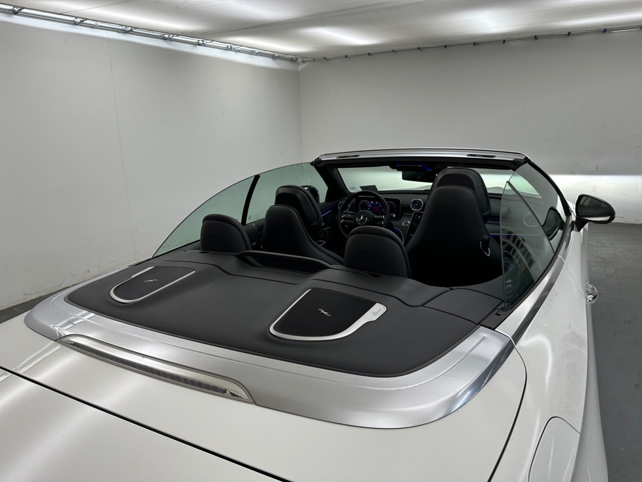 Getriebe: Automatikgetriebe 9 G-TRONIC, 9 G&auml;ngeAusstattungslinie: AMG Line Exterieur: Premium,  AMG Line Interieur: PremiumAusstattungspakete: Winterpaket,  AMG Sportpaket,  Komfort Paket,  Premiumpaket,  Night-Paket,  Ablagepaket,  SpiegelpaketAssistenzsysteme: Fernlichtassistent,  Aktiver Park-Assistent inkl. PARKTRONIC,  Surround-Kamerasystem: Park-Paket mit 360&deg;-Kamera,  DISTRONIC,  Berganfahrhilfe,  Spracheingabesystem,  M&uuml;digkeitserkennung,  Spurwechselassistent,  Spurhalteassistent mit aktivem Lenk-Assistent,  Fahrerassistenzpaket Plus,  COLLISION PREVENTION ASSIST,  Verkehrszeichenerkennung m. Geschwindigkeitslimit-AssistentLicht und Sicht: Digital Light,  Tagfahrlicht,  Regensensor,  Automatisch abblendende Innen- und Au&szlig;enspiegel,  Ambientebeleuchtung mehrfarbig,  LichtsensorAudio &amp; Kommunikation: MBUX,  Navigationssystem,  Radio,  Multi-Funktions-Display,  Digitaler Radioempfang DAB,  Burmester Surround-Soundsystem,  USB Anschluss,  Handyvorbereitung Bluetooth,  Android Auto u. Apple CarPlay,  Kabelloses Laden f&uuml;r Handys,  WLAN HotspotKomfort: Widescreen Cockpit,  Klimaautomatik,  Fahrer-/Beifahrersitz elektrisch,  Memoryfunktion Fahrer-/Beifahrersitz,  Lordosenst&uuml;tze Fahrer/Beifahrer,  Sitzheizung Fahrer/Beifahrer,  Armauflage Fahrer/Beifahrer,  Servolenkung,  Lenks&auml;ule verstellbar,  Keyless-Start,  Start-Stopp System,  Zentralver. mit Fernbedienung,  Fensterheber elektrisch,  AIRSCARF-Kopfraumheizung,  Sitzklimatisierung vorn,  Windschott,  DYNAMIC SELECT,  Getr&auml;nkehalter vornInterieur: Sitze Leder Leder schwarz,  Innenfarbe schwarz,  Multifunktions-Sport-/Lederlenkrad,  Lenkradheizung,  Bordcomputer,  R&uuml;cksitze klappbar,  Dekoreinlagen: H08 Zierelemente Holz Linde linestructure anthrazit offenporig,  Lenkrad-SchaltwippenExterieur: Sportfahrwerk,  Touchscreen Bedienung,  AMG Leichtmetallfelgen 19 Zoll,  Au&szlig;enspiegel elekt. anklappbar,  Softtop,  Reifenpannenset,  Notrufsystem,  Stauassistent,  Rettungsgassen-Assistent,  Fahrzeugpersonalisierung,  AllradlenkungAirbags: MittelairbagSicherheit: i-Size Kindersitzbefestigung,  Fu&szlig;g&auml;ngerschutzsystem,  Fahrer- /Beifahrerairbag,  Seitenairbag vorn und hinten,  Knieairbag Fahrer,  Traktionskontrolle,  Elektr. Stabilit&auml;tsprogramm ESP,  Reifendruckkontrolle,  Wegfahrsperre,  Au&szlig;entemperatur Anzeige,  Antiblockiersystem ABS,  Bremsverschlei&szlig;anzeige,  Proaktives Insassenschutzsystem,  NotbremsassistentWeitere Ausstattung: 272 Ausweichunterst&uuml;tzung,  321 Fingerabdruck Scanner,  Gebrauchtwagensiegel: Junge Sterne,  ehem. MietfahrzeugSonstige Ma&szlig;e und Gewichte: Nutzlast: 435 kg,  zul&auml;ssiges Gesamtgewicht: 2.360 kg,  Kraftstofftank: 66l,  Radstand: 2.865 mmDas Fahrzeug wurde als Mietwagen genutzt., Irrt&uuml;mer und &Auml;nderungen vorbehalten